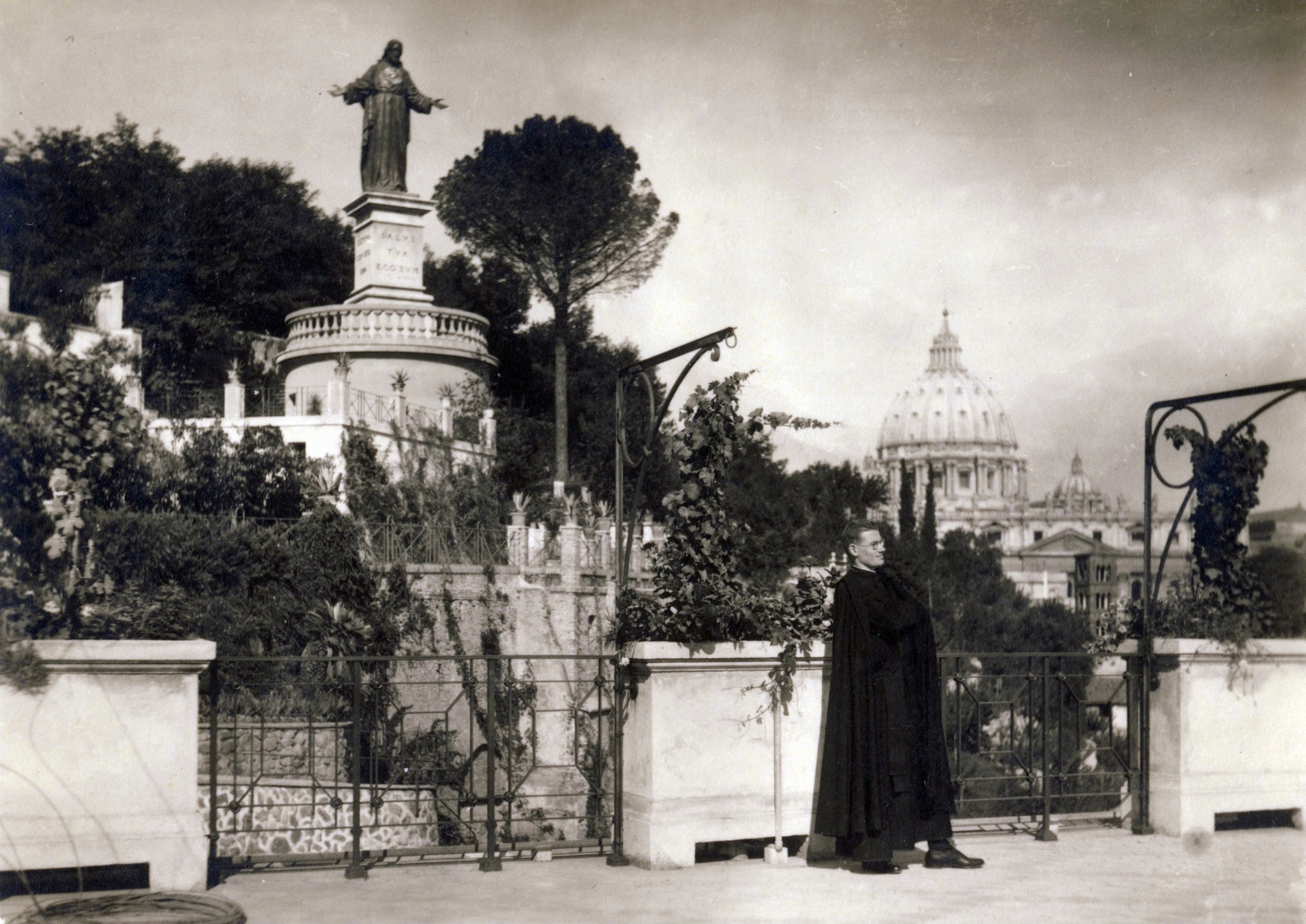 Italy, Rome, a jezsuita Curia Generalizia kertje a Gianicolo domb oldalában, háttérben a vatikáni Szent Péter-bazilika., 1935, Jezsuita Levéltár, basilica, Fortepan #100407