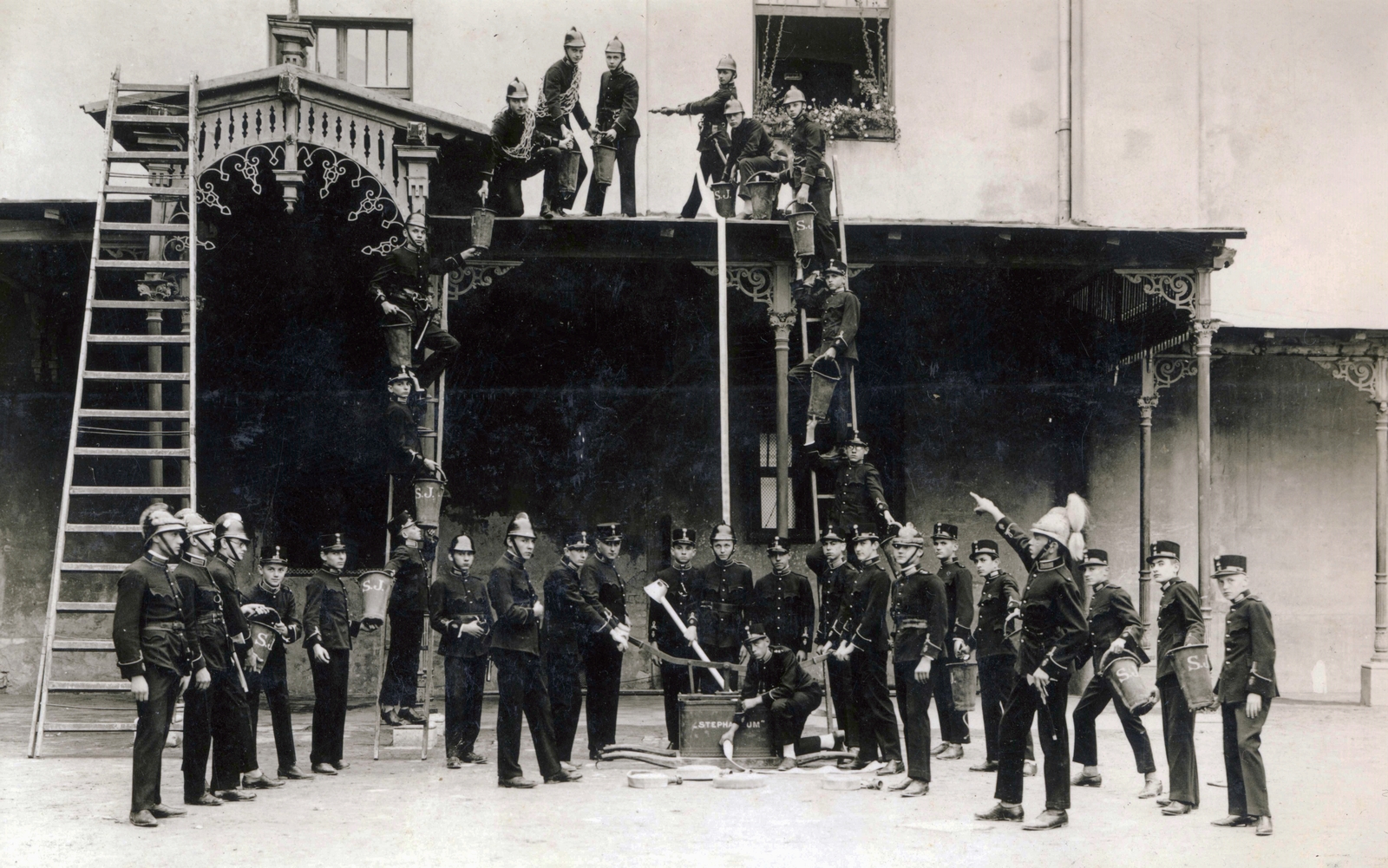 Magyarország, Kalocsa, az Érseki Főgimnázium (később Szent István Gimnázium) kollégiuma, a Stephaneum., 1912, Jezsuita Levéltár, egyenruha, felirat, csoportkép, sisak, vödör, tűzoltó, egyensapka, tűzoltó fecskendő, tűzlétra, Fortepan #100409