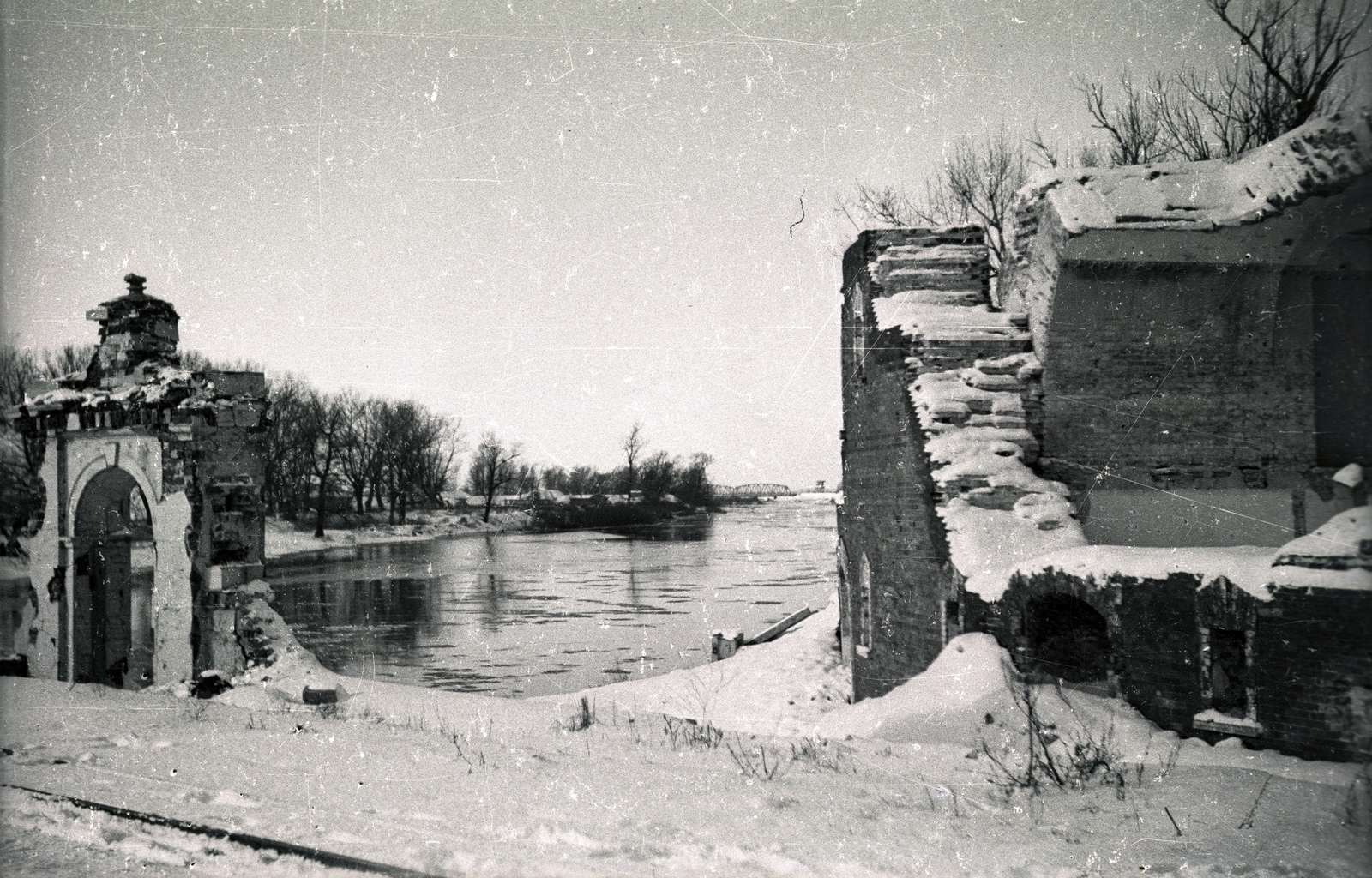 Fehéroroszország, Breszt, a felvétel a Bug folyónál, az erőd előtt készült., 1944, Jezsuita Levéltár, rom, folyópart, hó, fal, Fortepan #100417