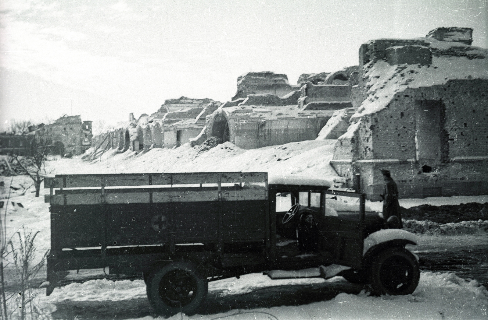 Fehéroroszország, Breszt, a felvétel az erőd Tereszpoli kapuja előtt készült., 1944, Jezsuita Levéltár, teherautó, katona, hó, épületkár, vöröskereszt, Fortepan #100418