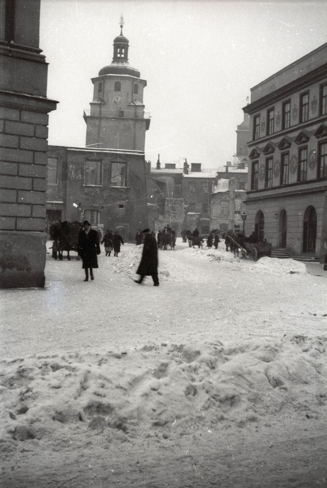 Lengyelország, Lublin, Rynek, a város főtere a Krakkói kapu felé nézve., 1944, Jezsuita Levéltár, barokk-stílus, gótika, kapualj, kaputorony, városkapu, Fortepan #100425