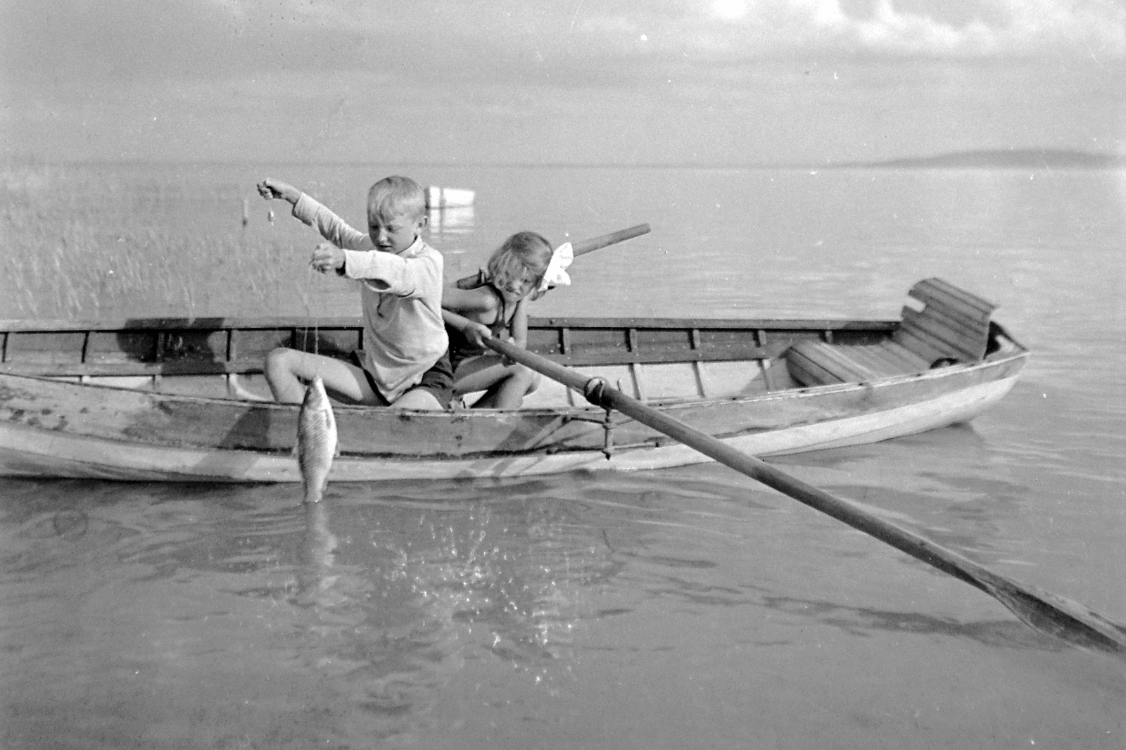 1943, Kurutz Márton, fishing, boat, kids, ribbon, paddle, fish, child labour, Fortepan #10044