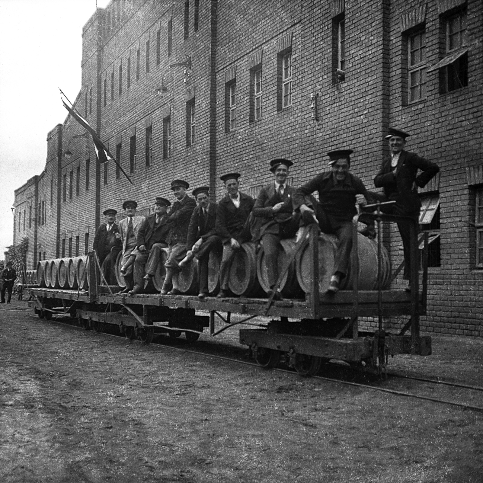 1932, Antal Dániel, flag, tableau, barrel, narrow-gauge railway, beer factory, Fortepan #100453