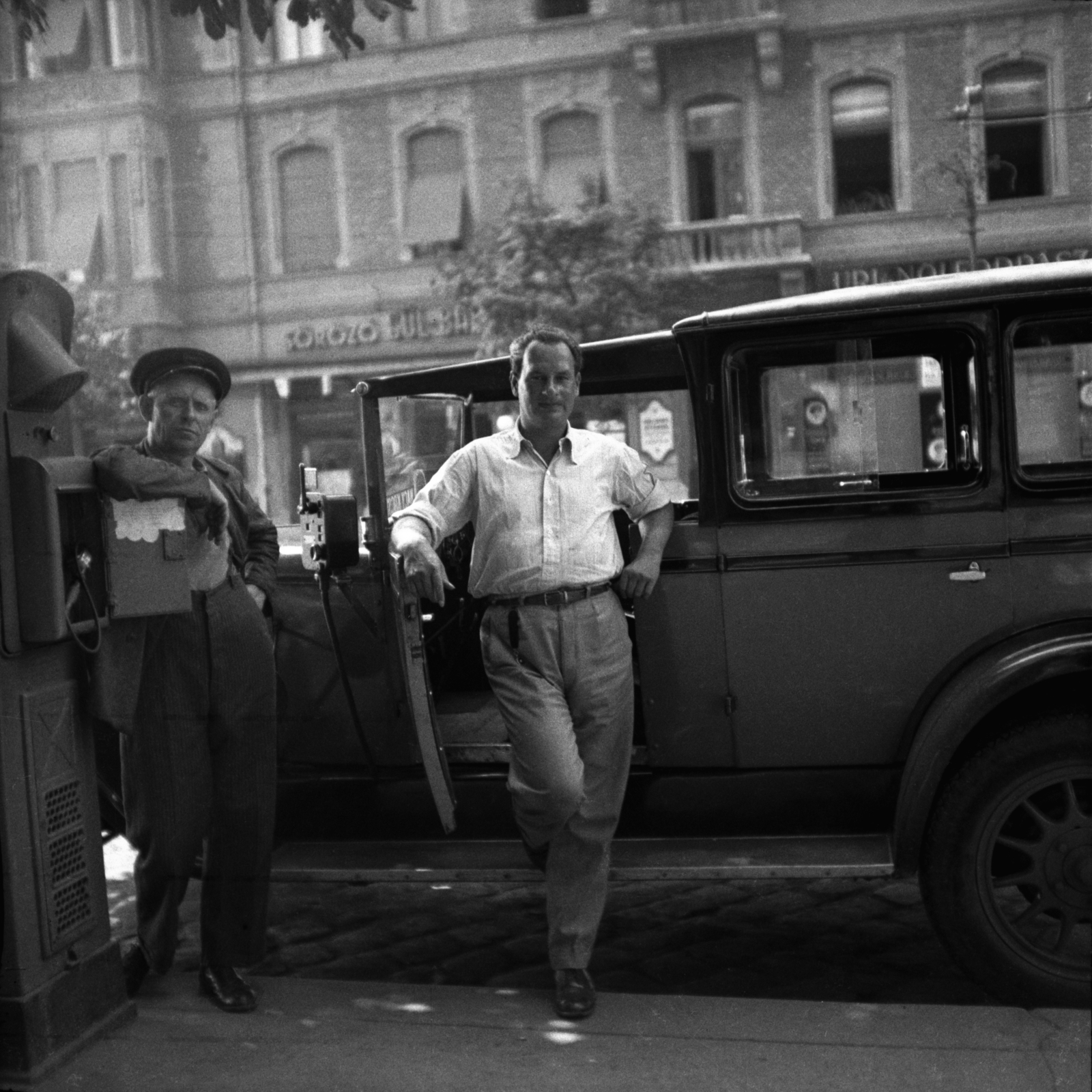 Hungary, Budapest II., Margit körút a Margit híd budai hídfőjénél, szemben a Margit körút 2., 1932, Antal Dániel, taxicab, taxicab stand, Budapest, men, driving cap, chauffeur, Fortepan #100472