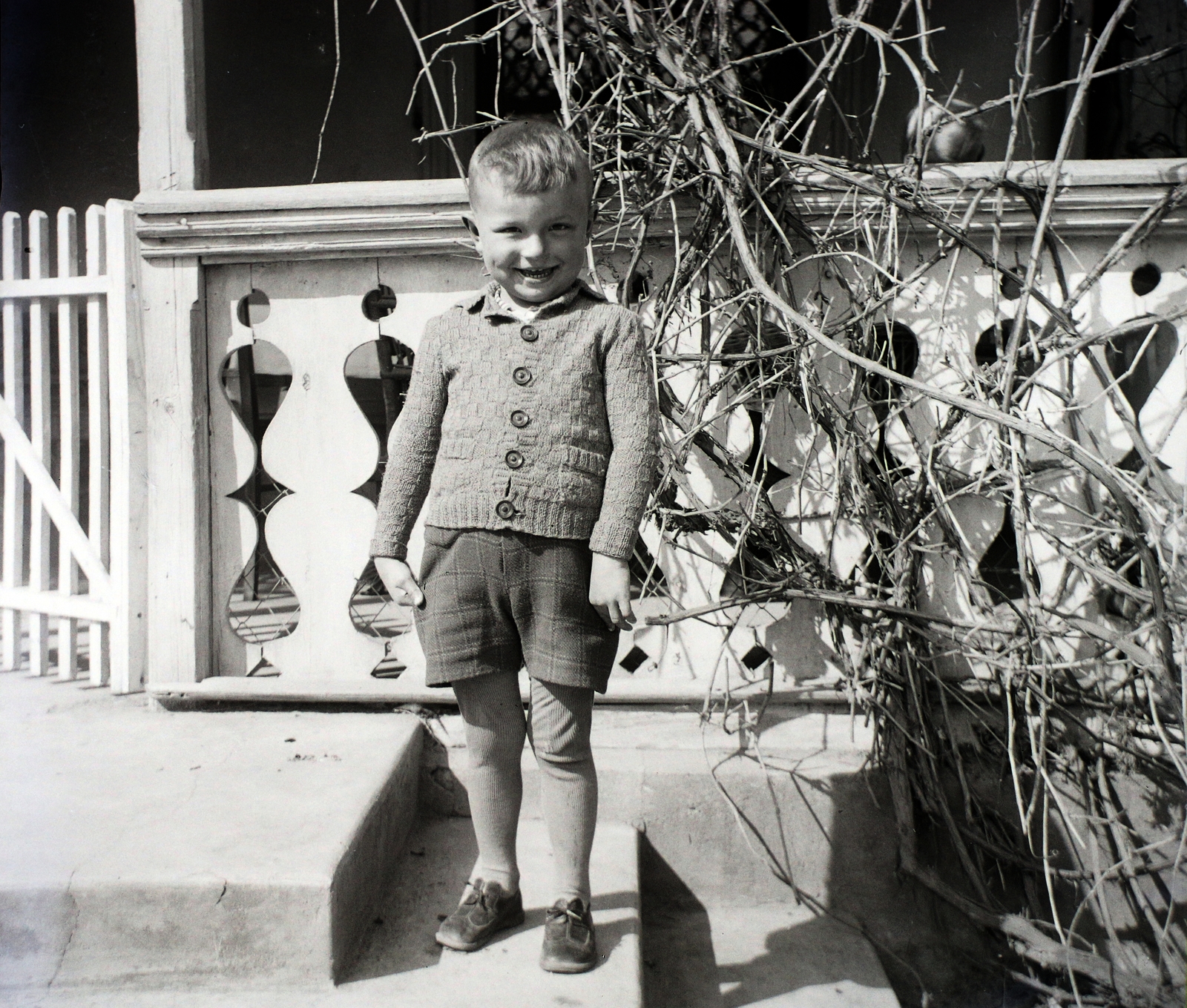 Poland, Podębie, 1942, Bogdan Celichowski, shorts, pantyhose, cardigan, kid, Fortepan #100501