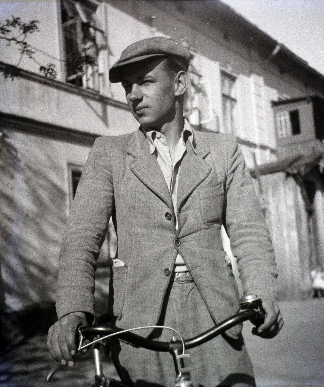 Poland, Skierniewice, az ulica Henryka Sienkiewicza 18. udvara., 1941, Bogdan Celichowski, bicycle, Fortepan #100506