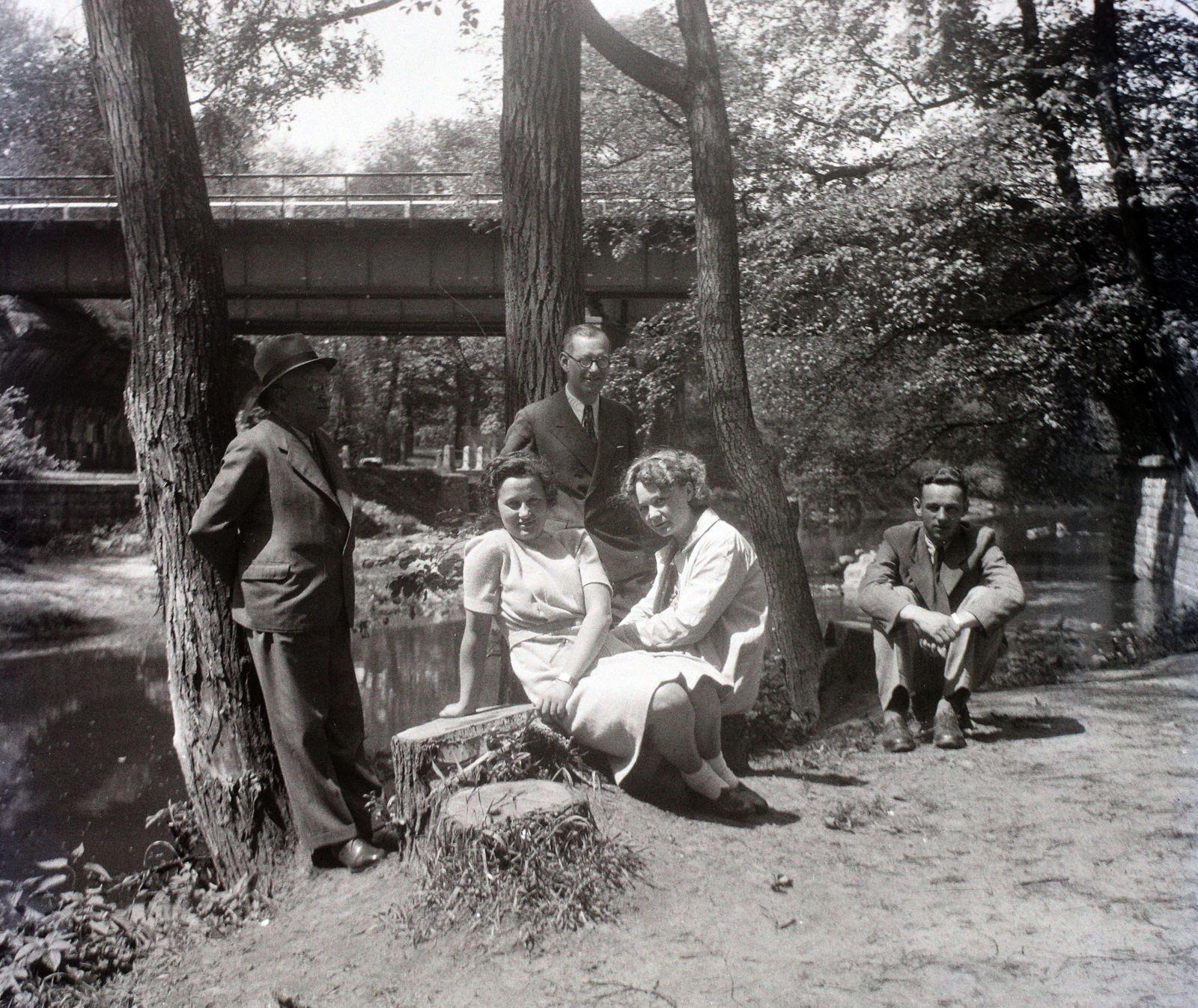 Poland, Skierniewice, Városi Park (Park Miejski), híd a Skierniewka / Lupia folyó felett., 1942, Bogdan Celichowski, Fortepan #100508