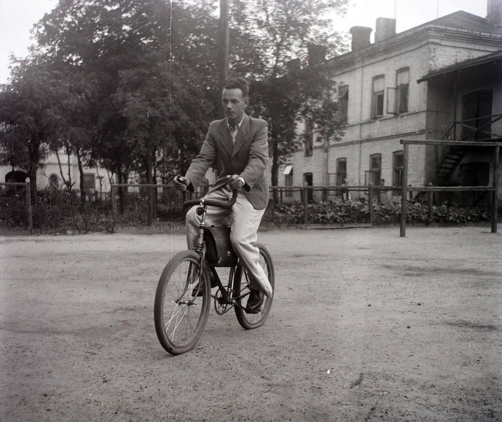 Poland, Skierniewice, az ulica Henryka Sienkiewicza 18. udvara., 1941, Bogdan Celichowski, bicycle, Fortepan #100511