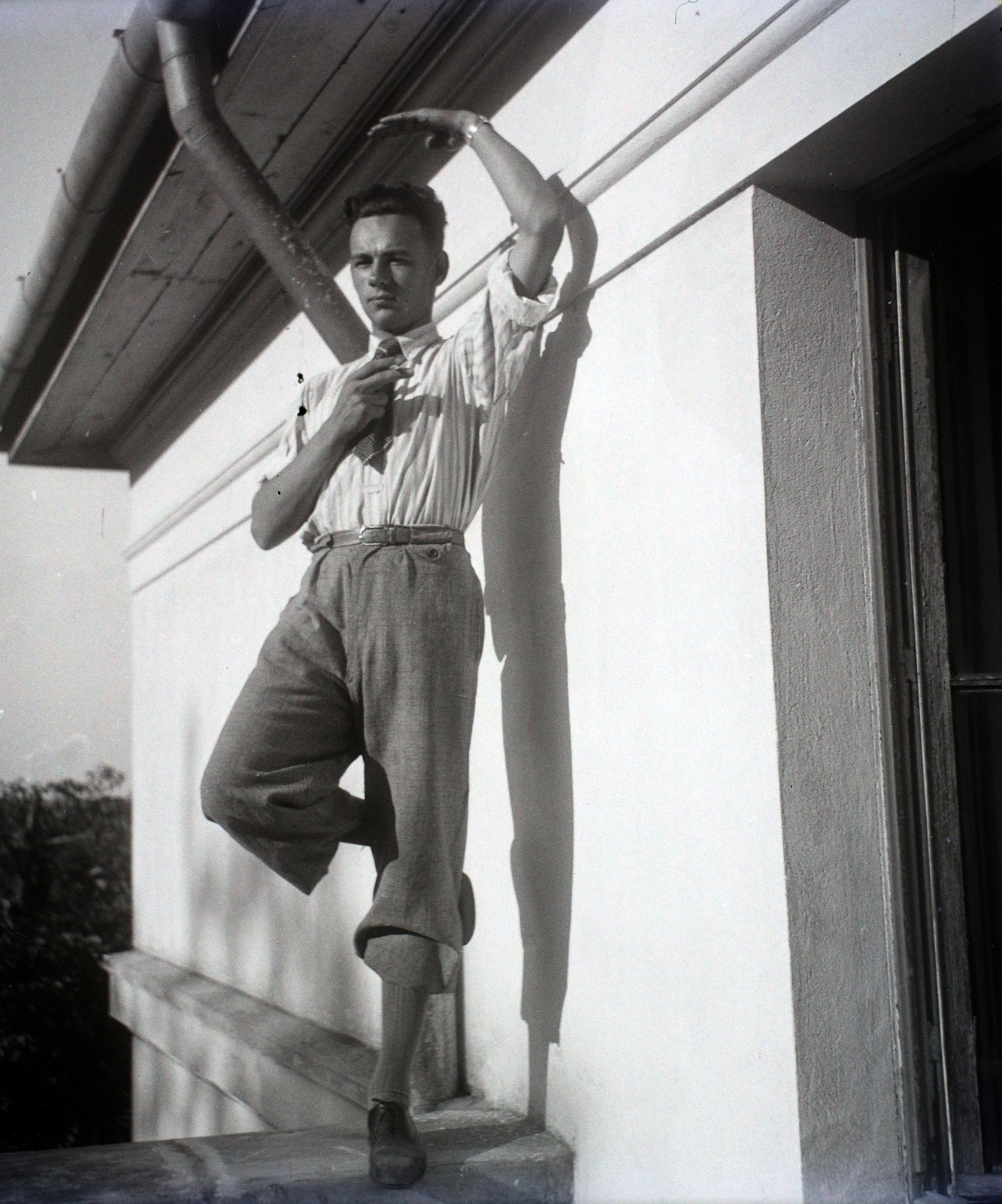 Poland, Kamion, 1942, Bogdan Celichowski, posture, one leg standing, Fortepan #100514