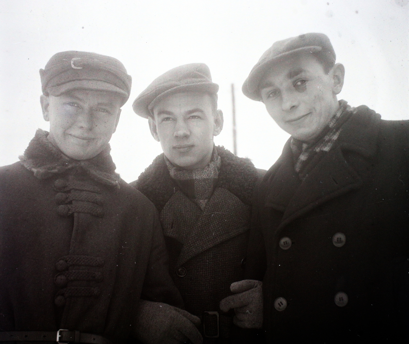 Poland, Skierniewice, 1942, Bogdan Celichowski, double-breasted coat, three people, Fortepan #100519