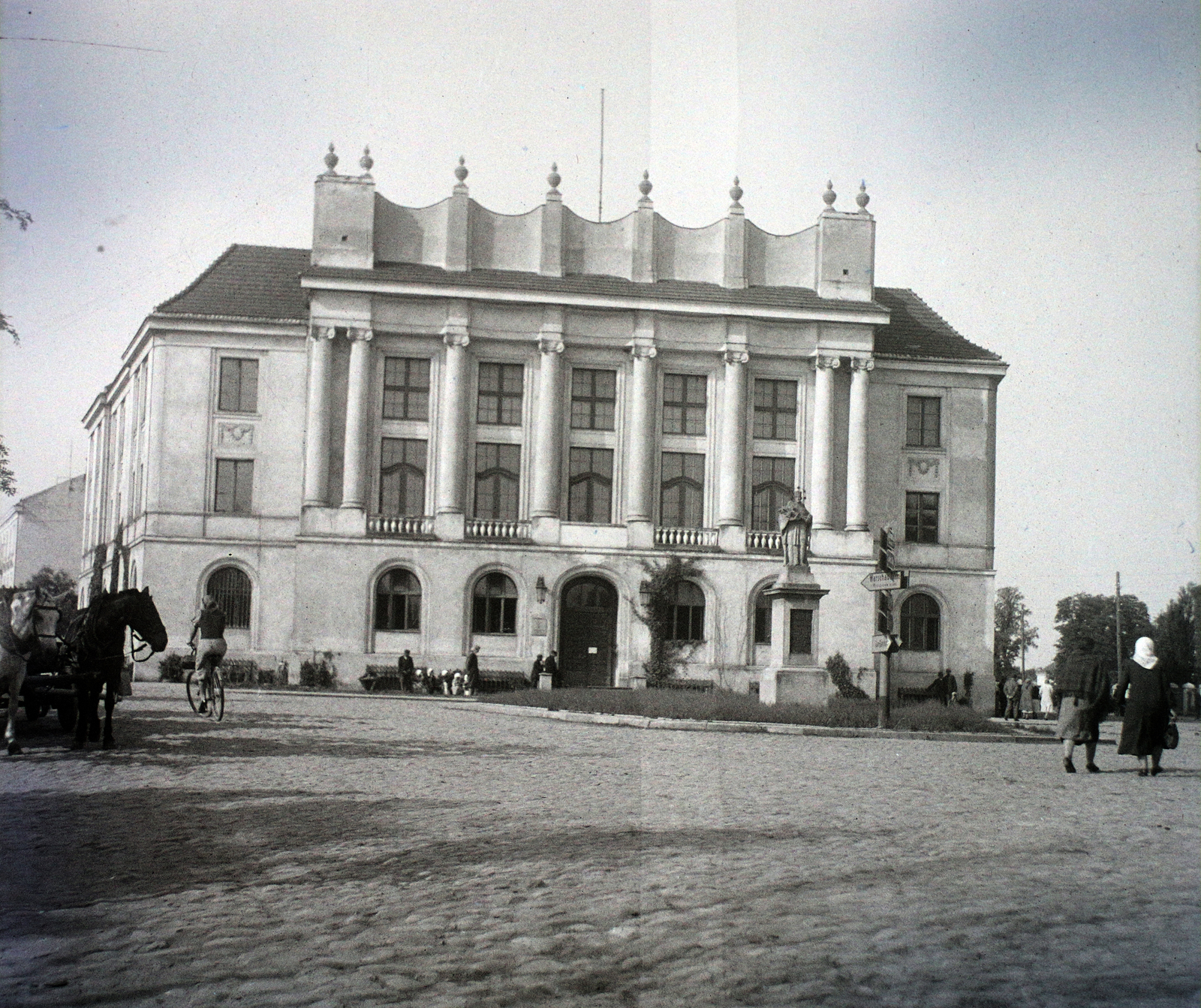 Poland, Skierniewice, Járási Hivatal (Dom Sejmikowy) az ulica Jagiellońska és az ulica Konstytucji 3-go Maja találkozásánál., 1942, Bogdan Celichowski, public building, Konrad Kłos-design, Fortepan #100522