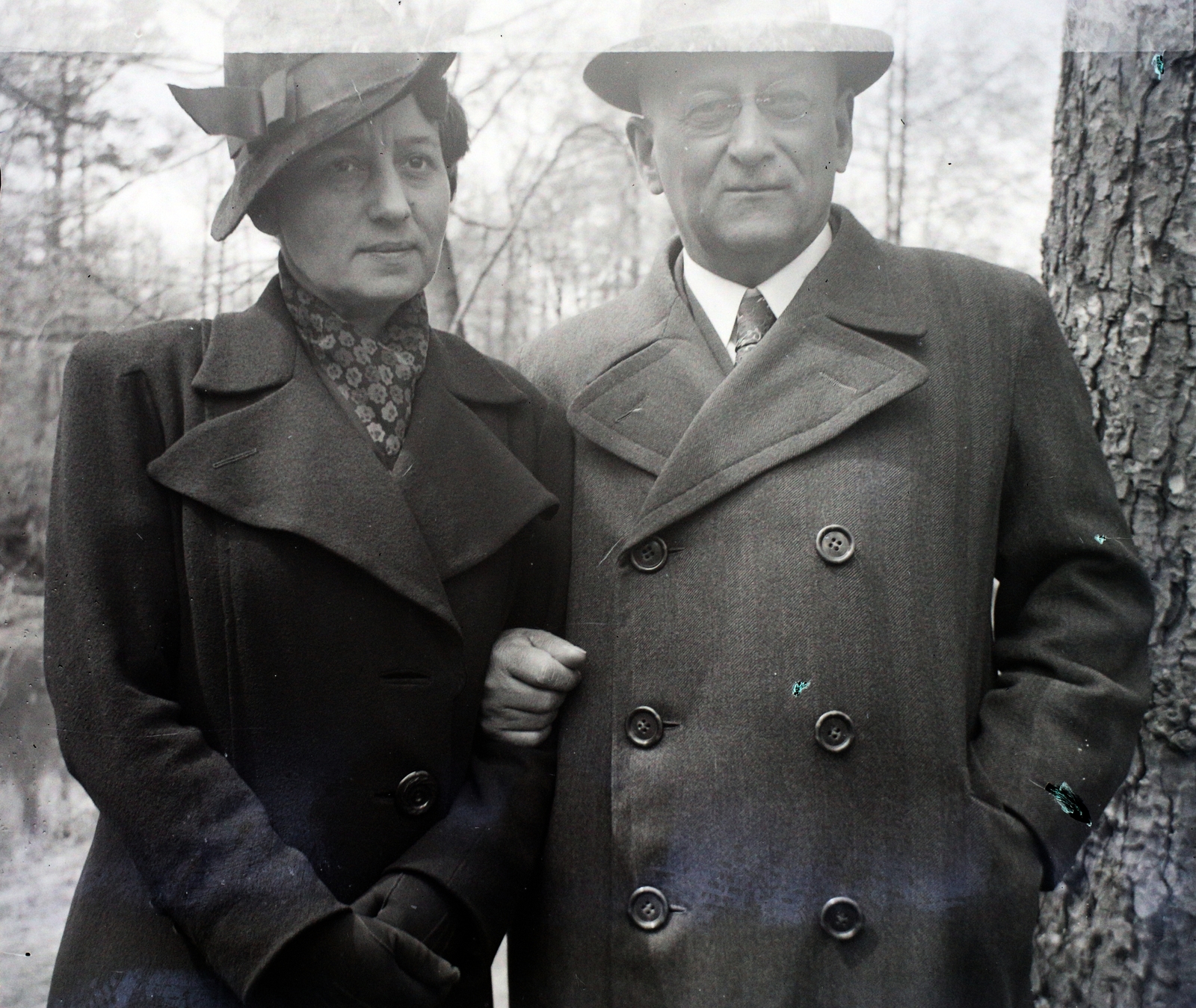 Poland, Skierniewice, 1942, Bogdan Celichowski, double portrait, double-breasted coat, hold upper arms, Fortepan #100523