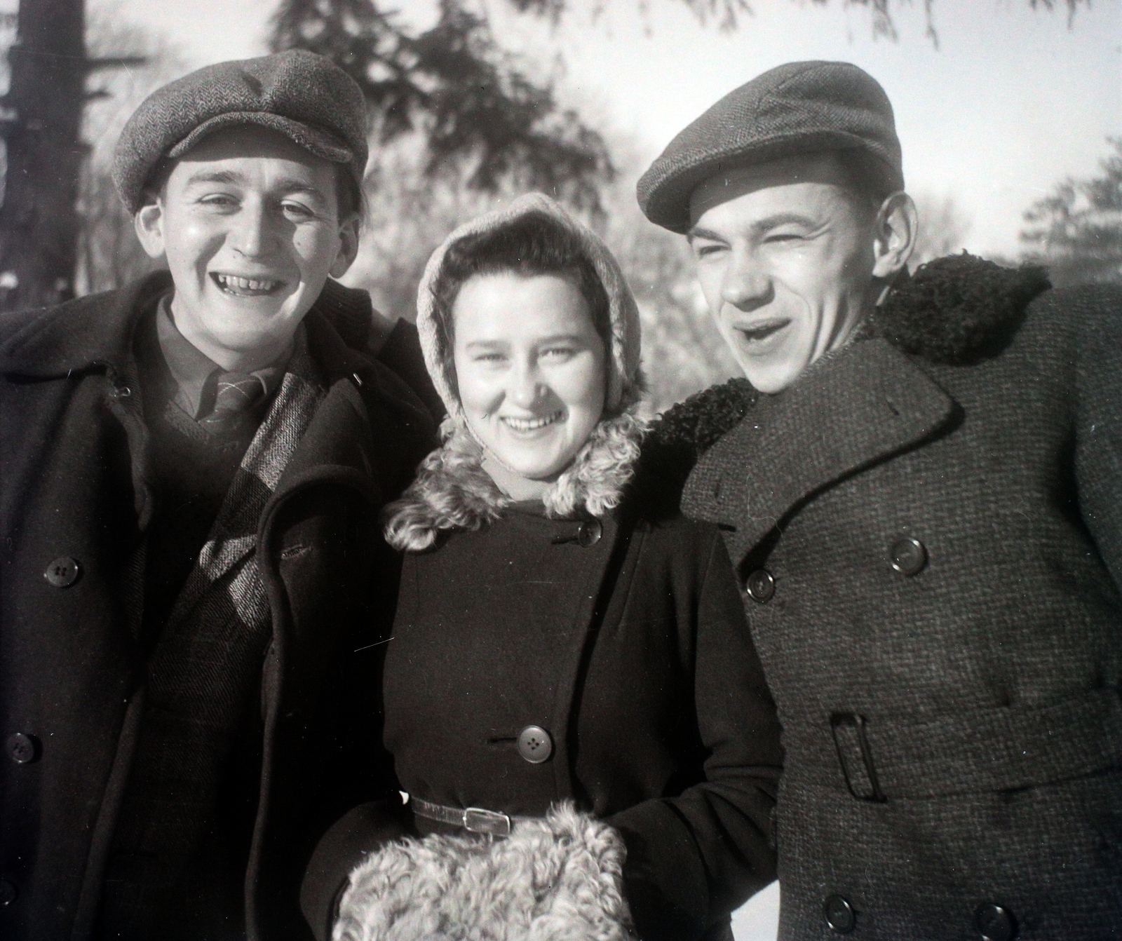 Poland, Skierniewice, 1942, Bogdan Celichowski, smile, double-breasted coat, three people, Fortepan #100525