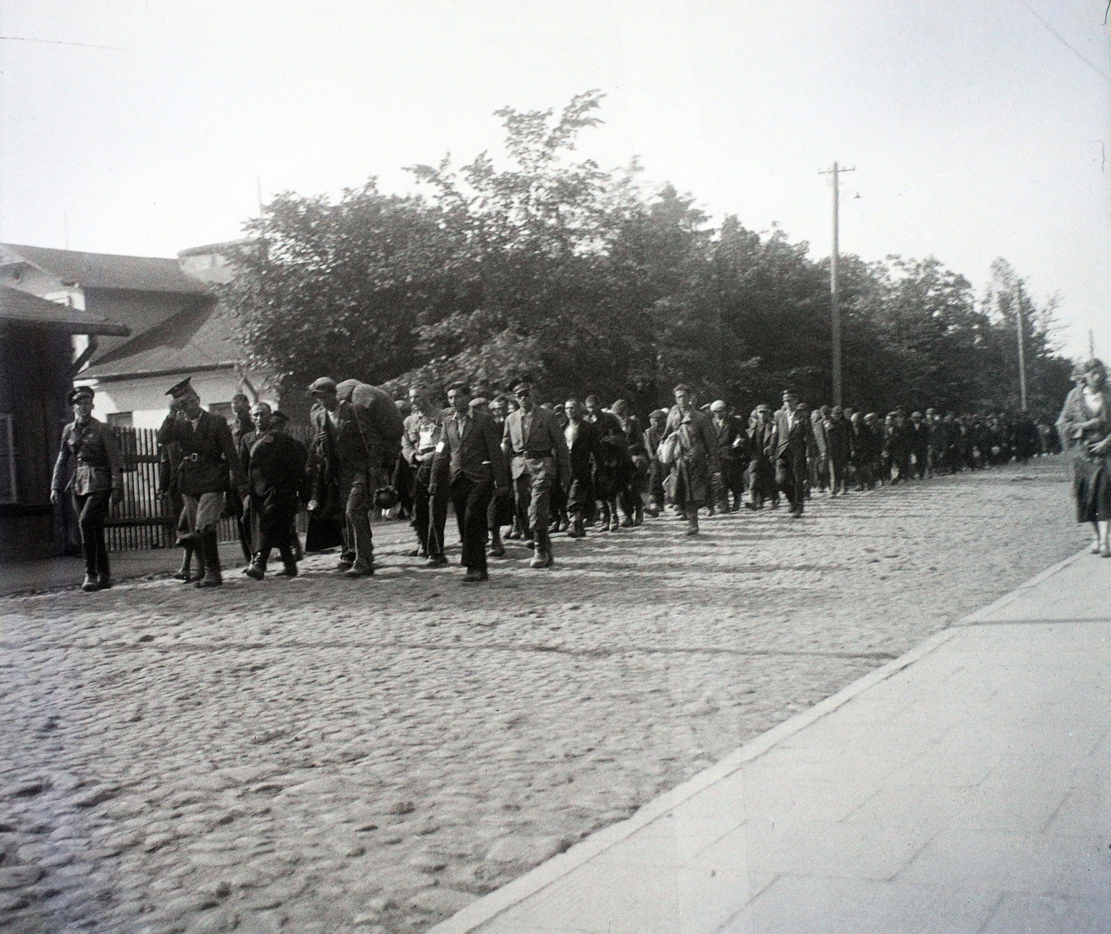 Poland, Skierniewice, az ulica Henryka Sienkiewicza 2. elött zsidó rendőrök felügyelete alatt menetelő zsidó munkások., 1941, Bogdan Celichowski, judaism, Fortepan #100531