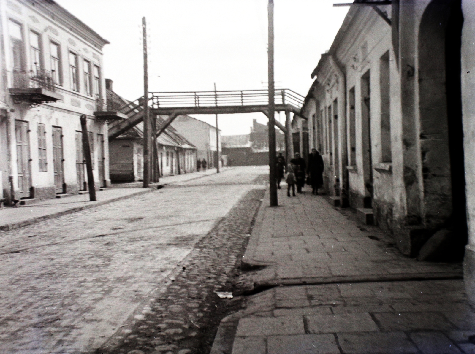 Poland, Skierniewice, Báthory István utca (ulica Stefana Batorego), gyalogos híd a gettóban., 1941, Bogdan Celichowski, Fortepan #100533