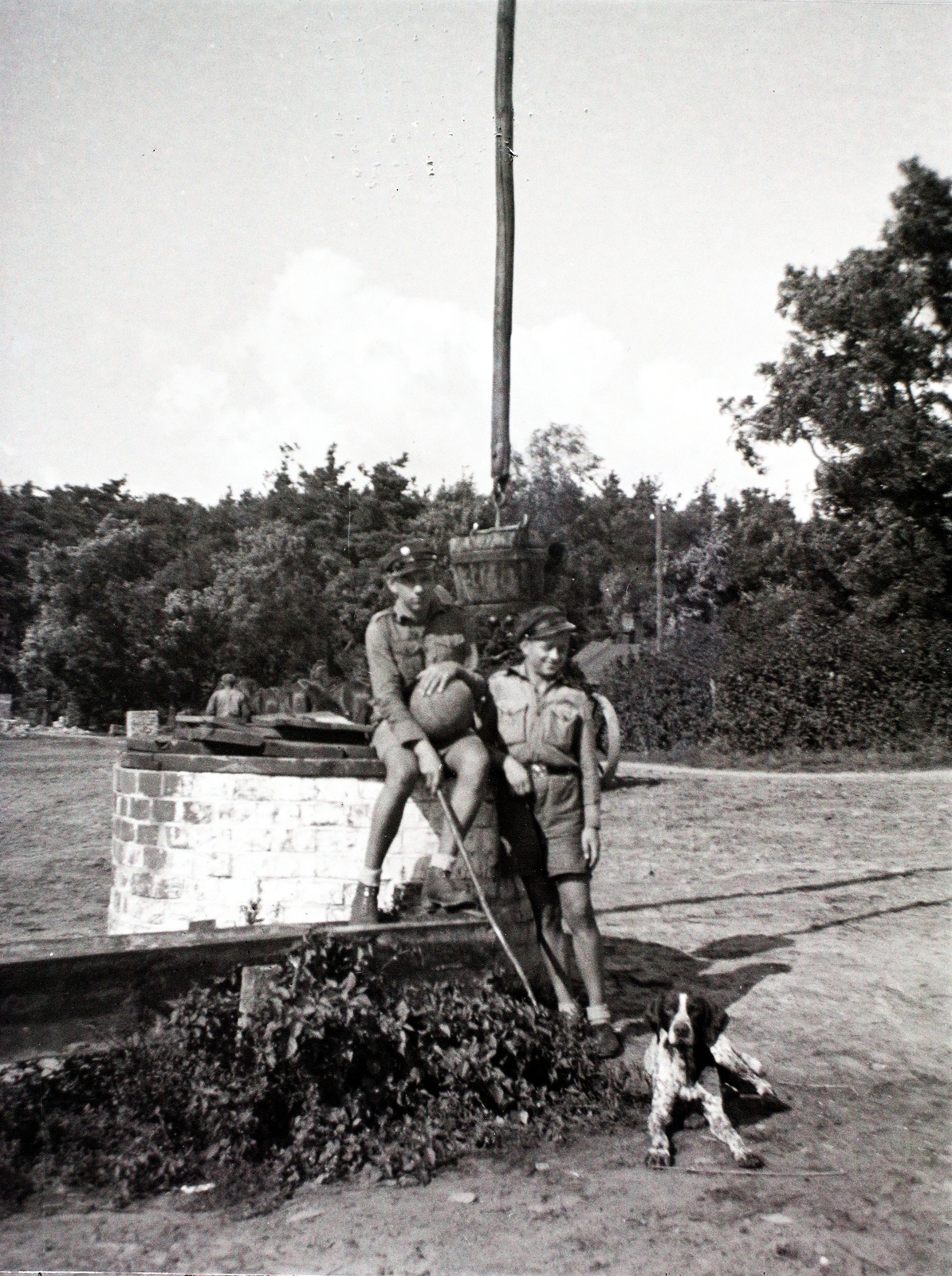 Lengyelország, Śrem, 1938, Bogdan Celichowski, kutya, cserkész, vödör, gémeskút, Fortepan #100540
