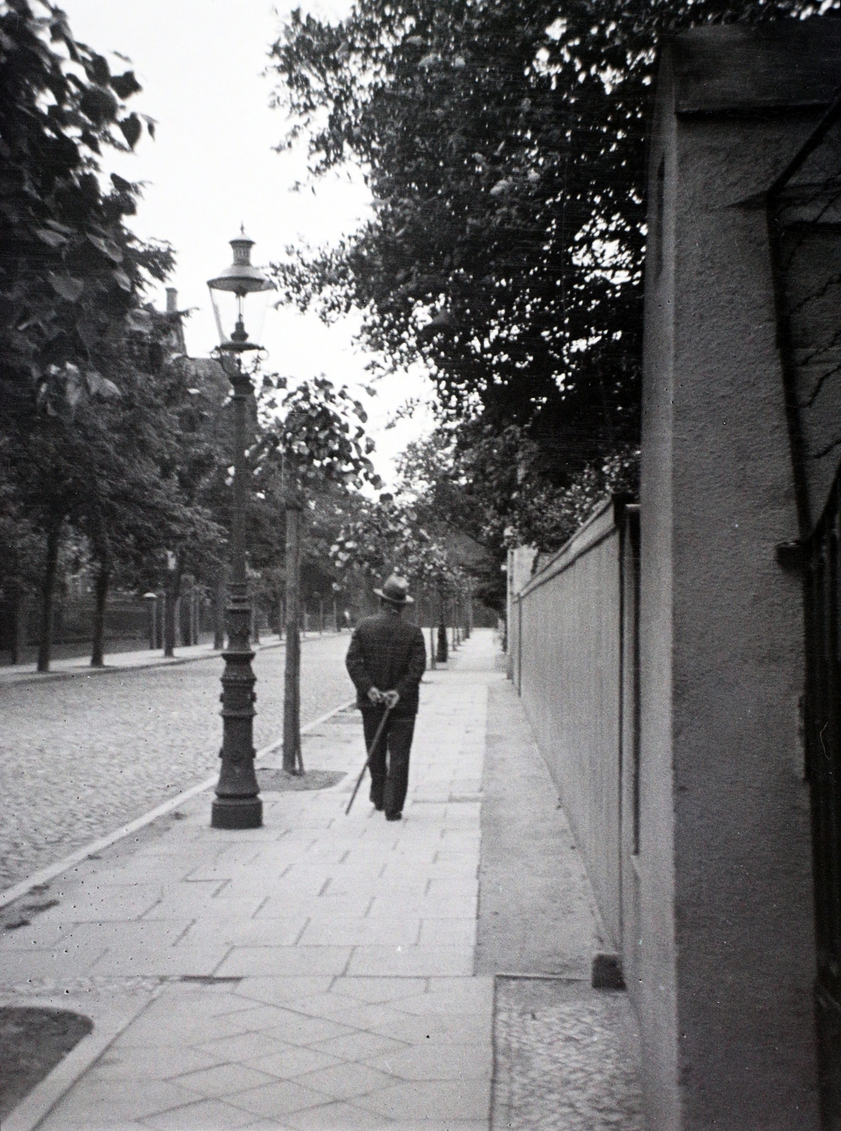 Poland, Poznań, ulica Konopnickiej az ulica Matejki felé nézve., 1939, Bogdan Celichowski, walk, street view, alley, walking cane, street lamp, hands behind the back, Fortepan #100544