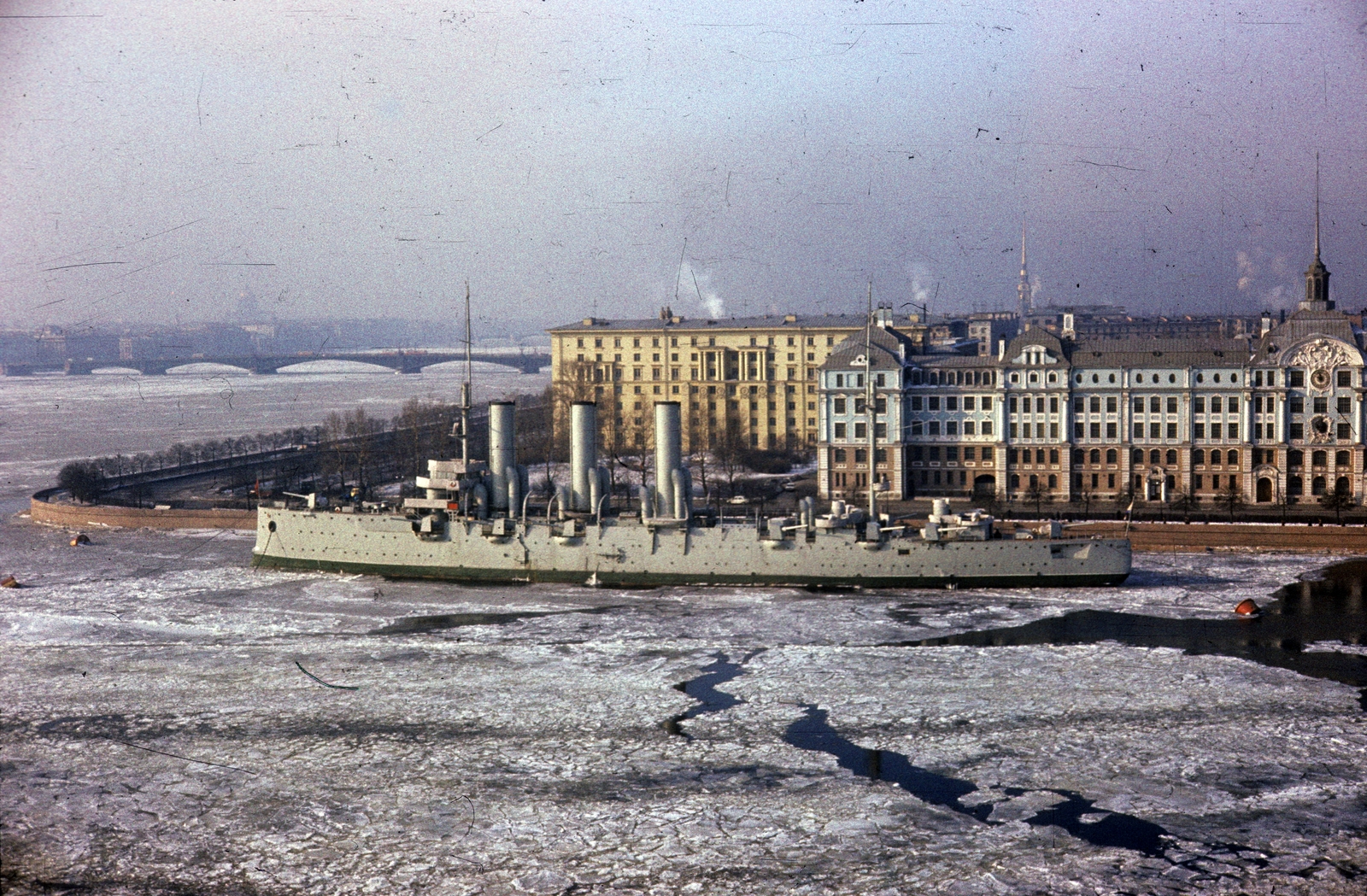 Oroszország, Szentpétervár, (Leningrád), Auróra cirkáló a Néva folyón., 1971, Ormos Imre Alapítvány, dr Dalányi László, Szovjetunió, hajó, színes, folyó, hadihajó, óceánjáró hajó, Aurora-hajó, múzeumhajó, Fortepan #100575