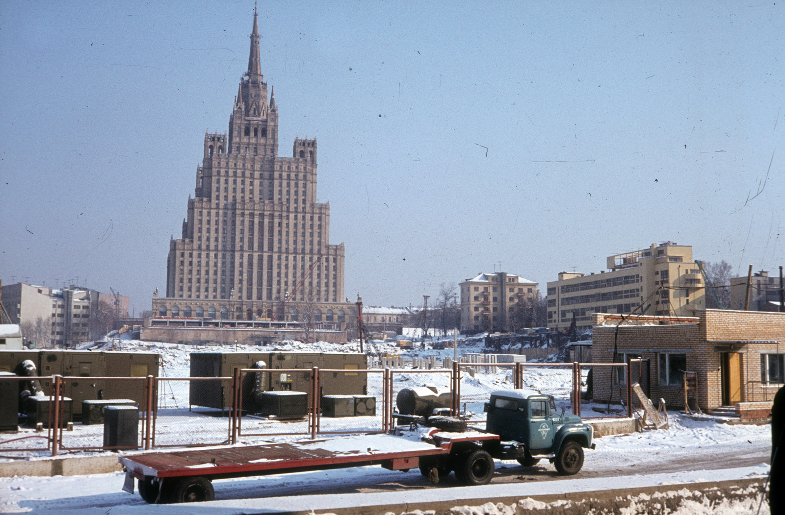 Oroszország, Moszkva, a Kudrinszkaja téri toronyépület., 1980, Ormos Imre Alapítvány, dr Dalányi László, Szovjetunió, színes, ZIL-márka, konténer, magasház, nyergesvontató, Fortepan #100578