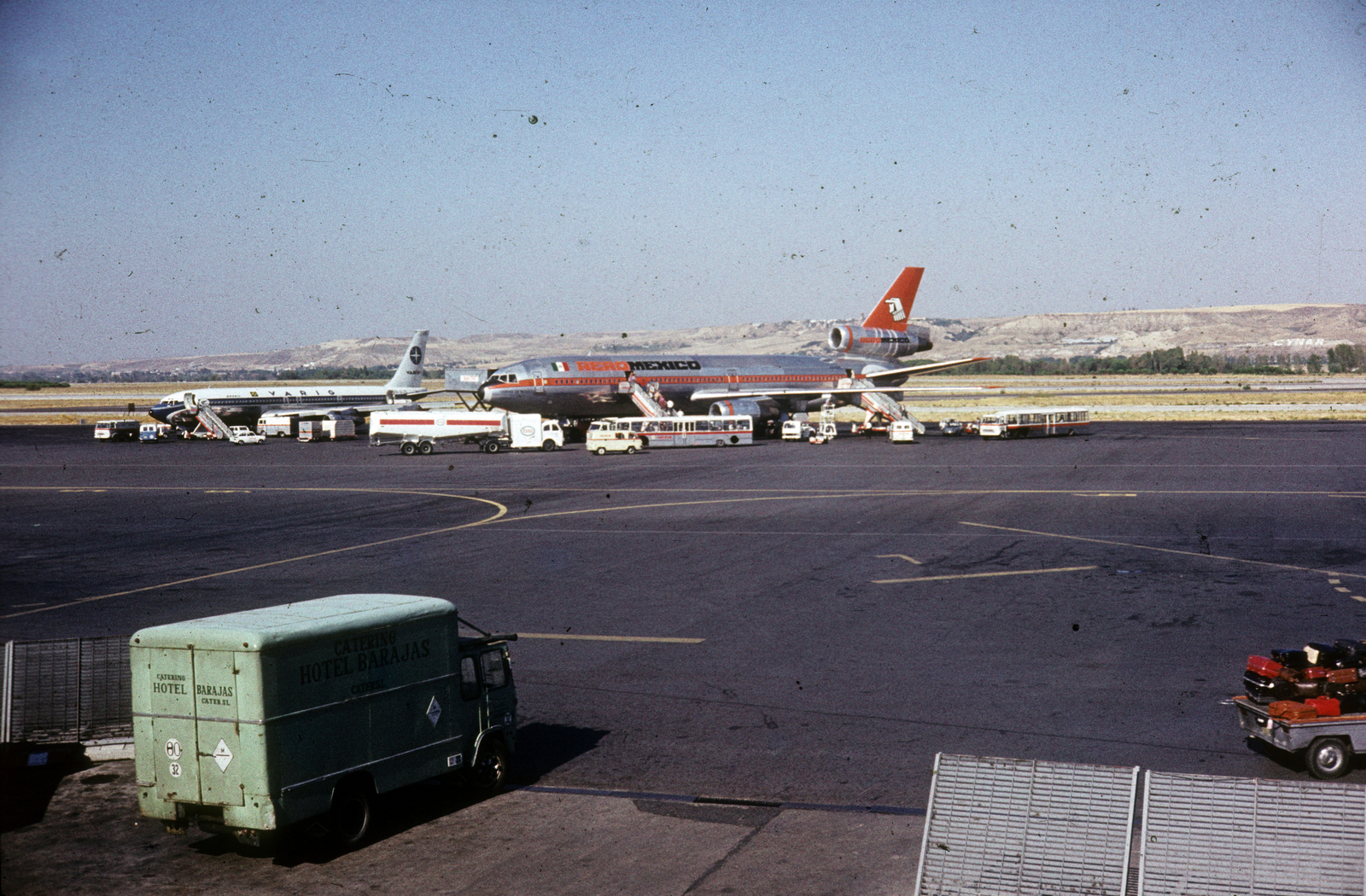 Spain, Madrid, Barajas repülőtér., 1974, Ormos Imre Alapítvány, dr  Dalányi László, colorful, american brand, airplane, commercial vehicle, airport, McDonnell Douglas-brand, Boeing-brand, aircraft steps, airport bus, Varig airlines, Aeromexico airline, Fortepan #100583