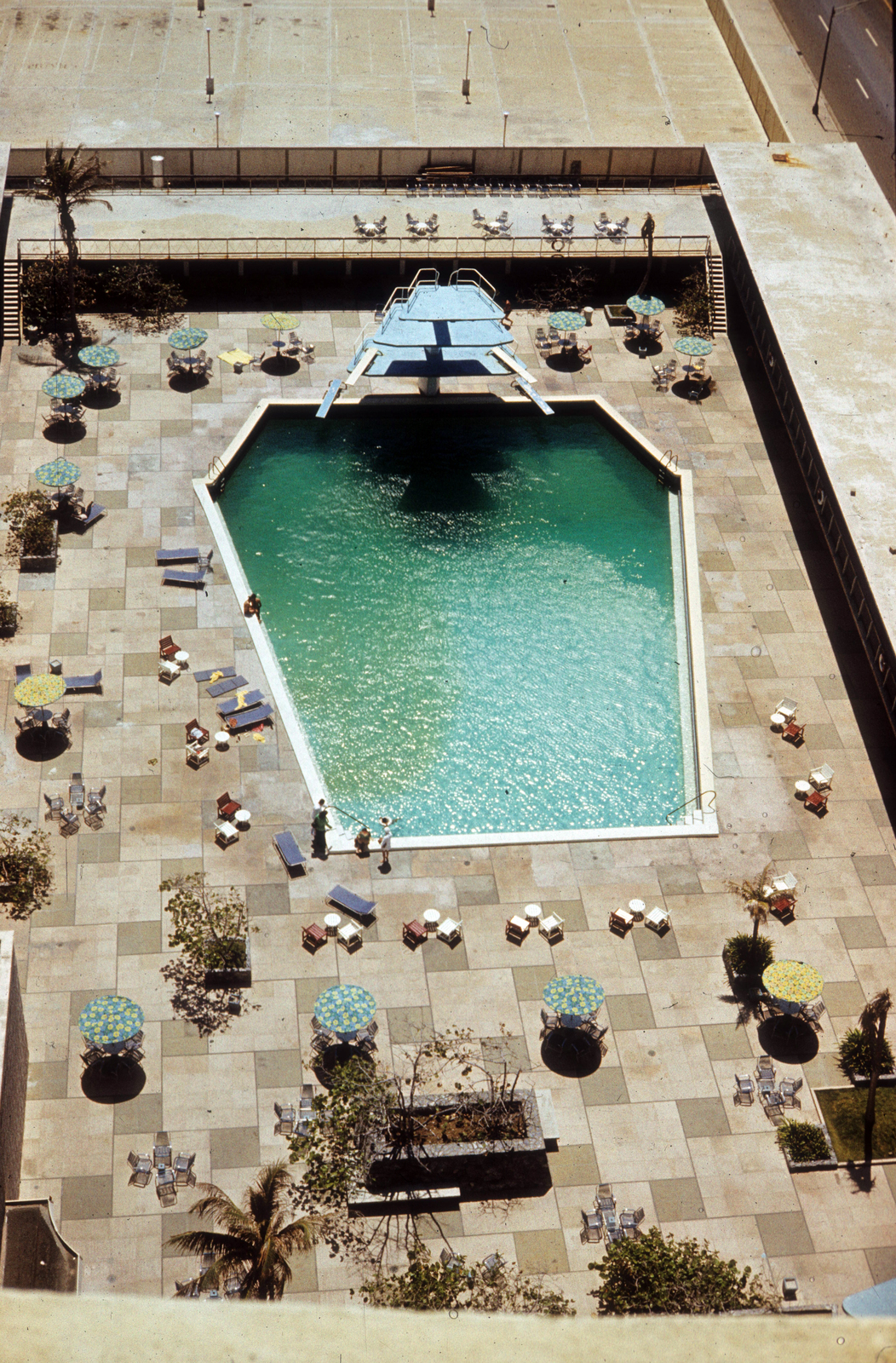 Cuba, Havana, a Hotel Riviéra terasza., 1975, Ormos Imre Alapítvány, dr  Dalányi László, pool, colorful, hotel, terrace, diving tower, pool stairs, Fortepan #100587