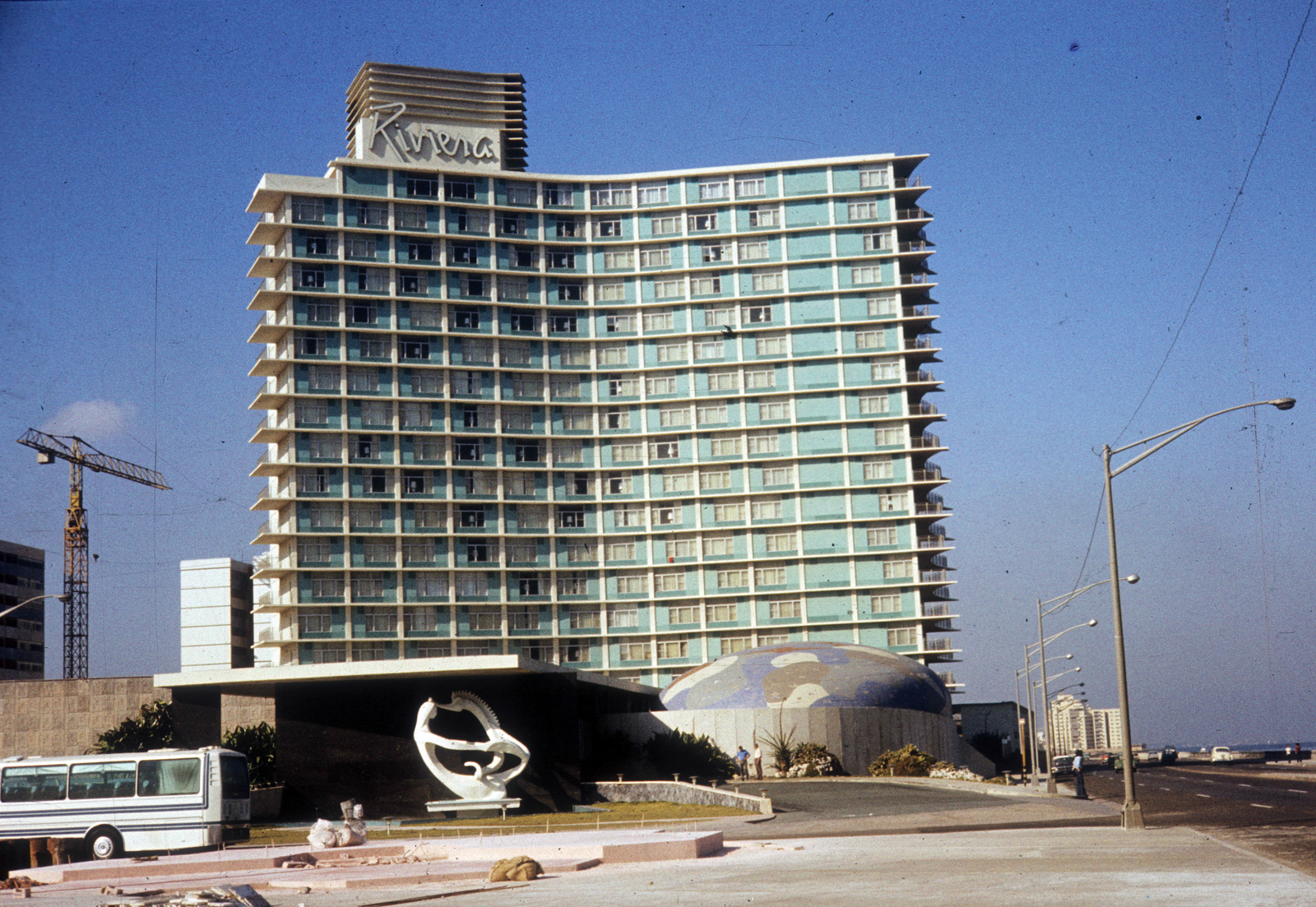 Cuba, Havana, Malecón, Hotel Riviéra. Előtérben Florencio Gelabert alkotása., 1975, Ormos Imre Alapítvány, dr  Dalányi László, colorful, hotel, Fortepan #100588