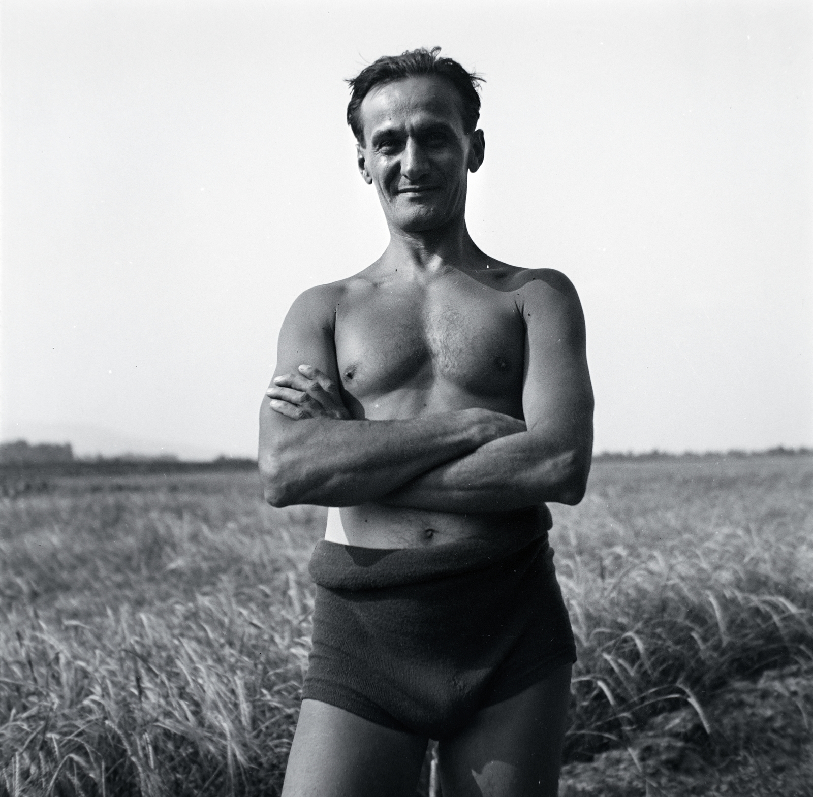 1943, Kurutz Márton, muscle, half-naked, arms crossed over the chest, Fortepan #10059