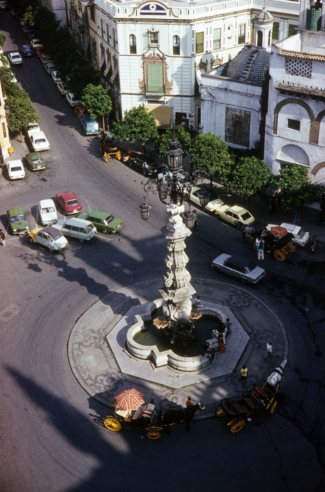 Spain, Plaza de la Virgen de los Reyes a Giralda toronyból nézve, középen a Fuente de la Farola díszkút., 1974, Ormos Imre Alapítvány, dr  Dalányi László, colorful, Fortepan #100592