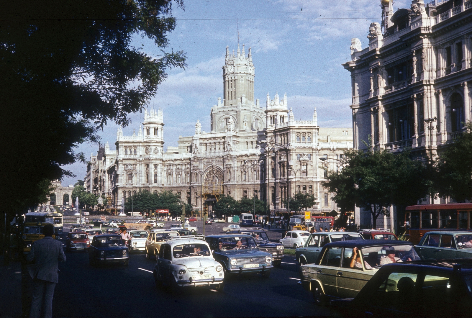 Spanyolország, Madrid, Calle de Alcalá, szemben a Palacio de Comunicaciones (később Palacio de Cibeles)., 1974, Ormos Imre Alapítvány, dr Dalányi László, színes, Fortepan #100601