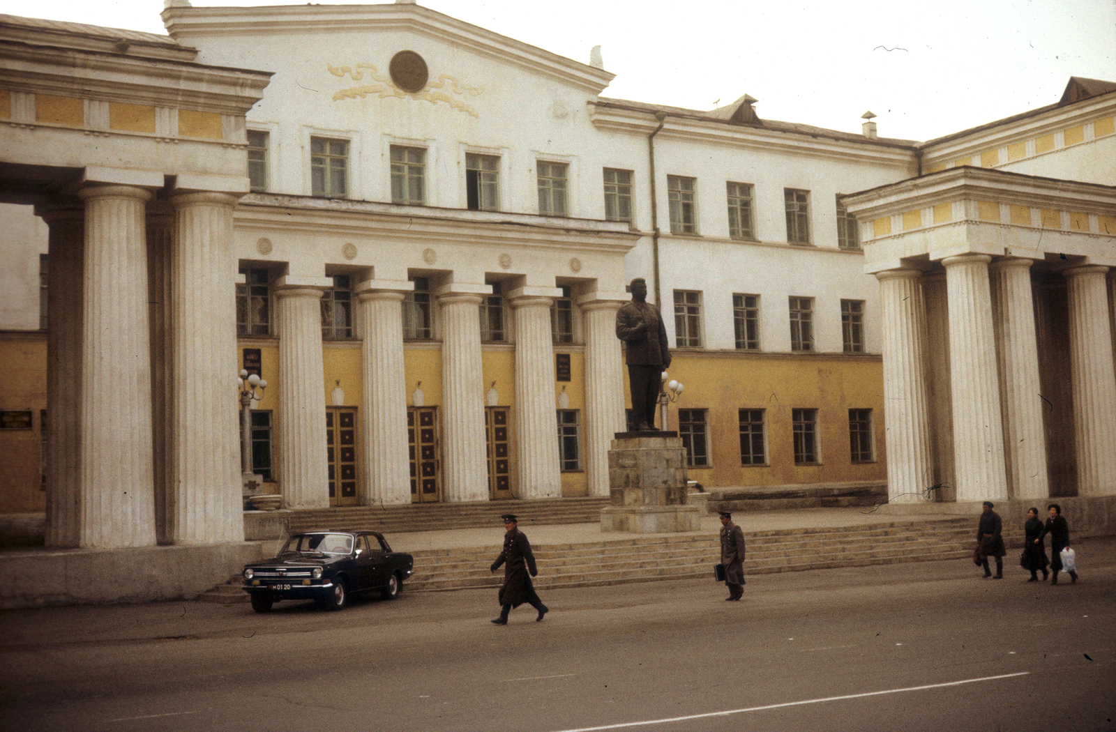 Mongolia, Ulánbátor, Mongol Nemzeti Könyvtár, előtérben a Sztálin emlékmű (Nyikolaj V. Tomszkij, 1951.)., 1971, Ormos Imre Alapítvány, dr  Dalányi László, colorful, Fortepan #100602