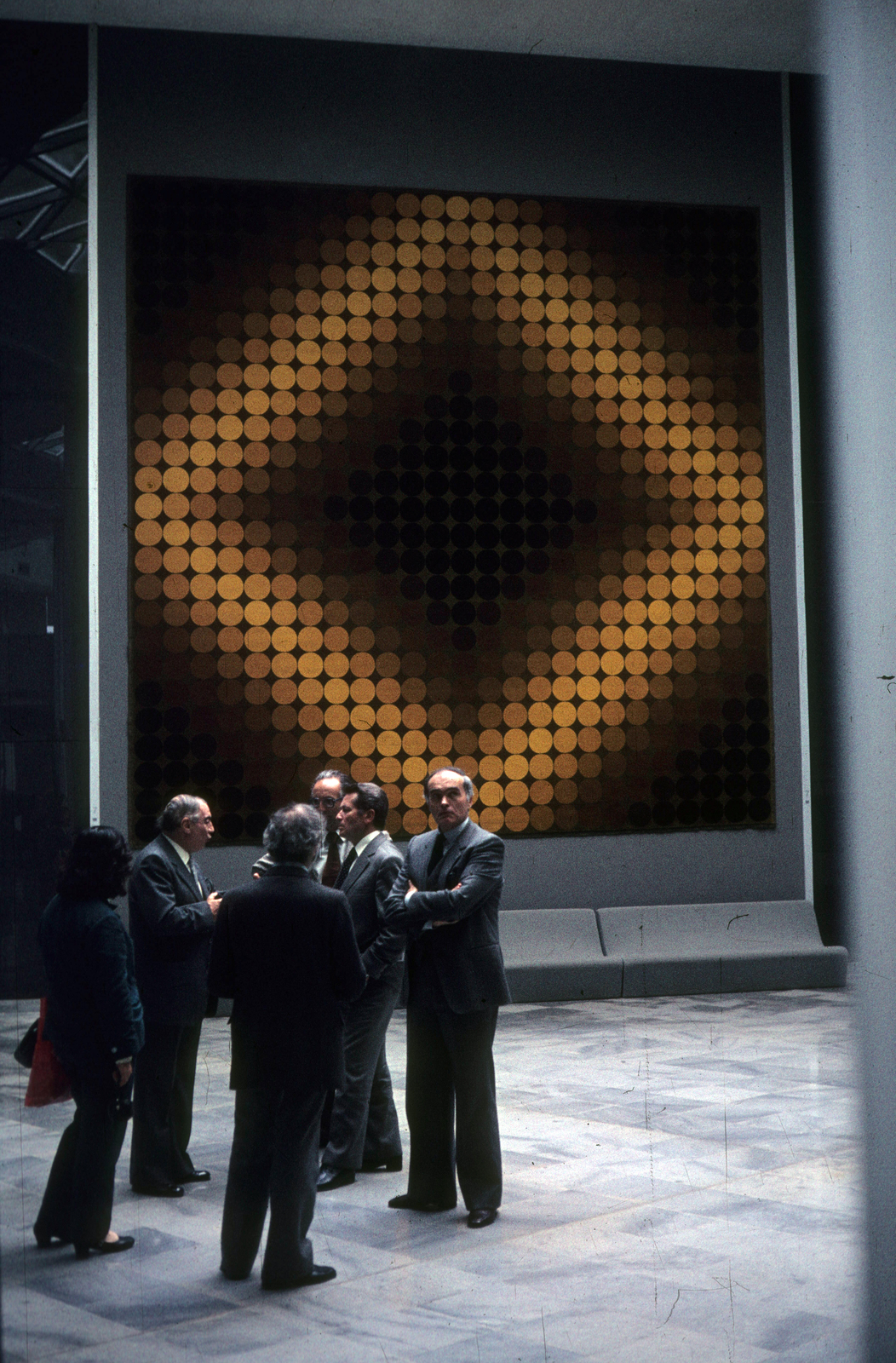 Franciaország, Aix-en-Provence, Vásárhelyi Győző (Victor Vasarely) magyar-francia festő alapítványi múzeuma. Hátul szemüveggel Vásárhelyi Győző., 1977, Ormos Imre Alapítvány, dr Dalányi László, színes, modern művészet, geometria, Fortepan #100611