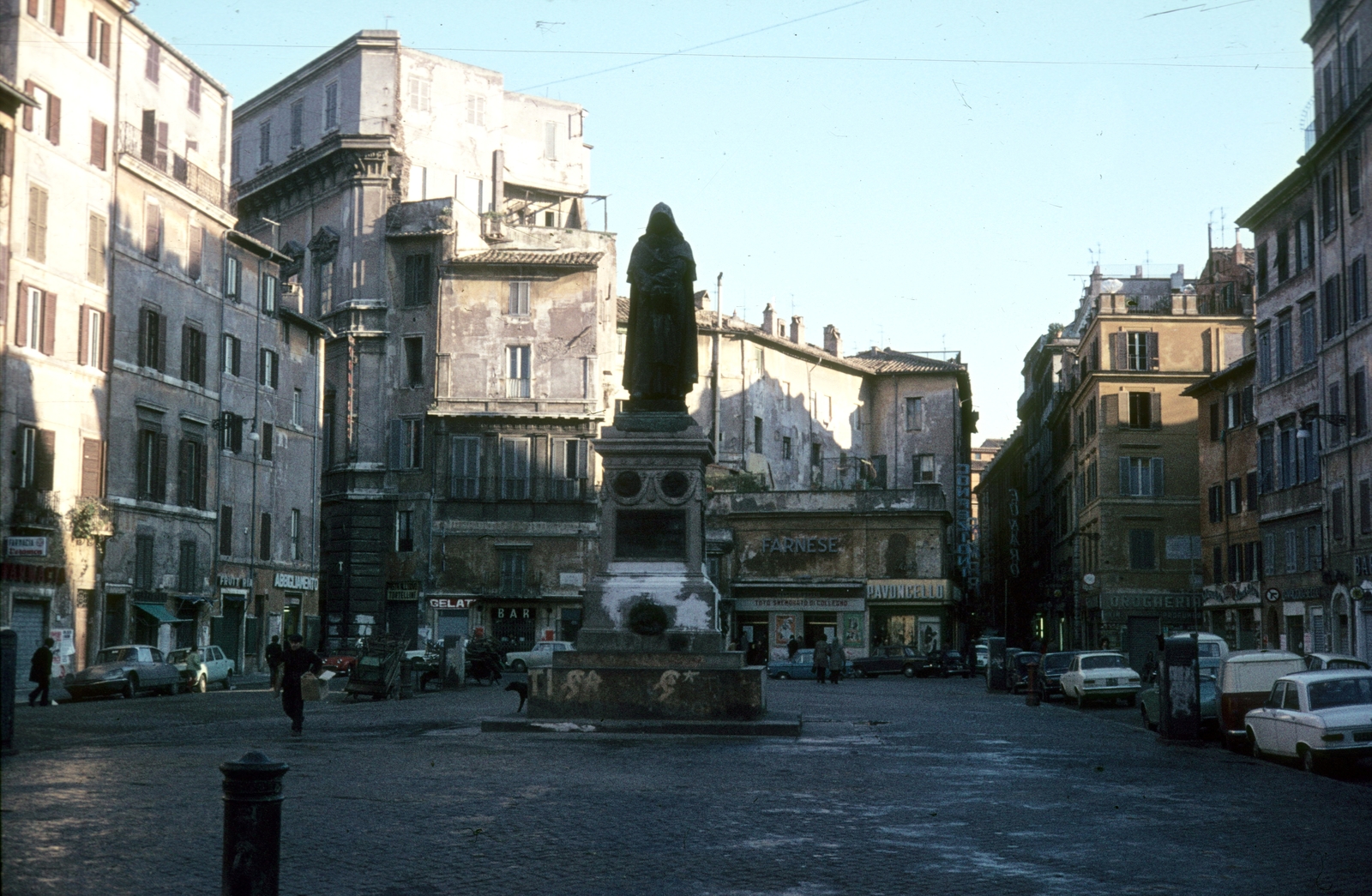 Italy, Rome, Piazza Campo de' Fiori, Giordano Bruno szobra (Ettore Ferrari, 1889)., 1974, Ormos Imre Alapítvány, dr  Dalányi László, colorful, sculpture, monument, Giordano Bruno-portrayal, Ettore Ferrari-design, Fortepan #100614