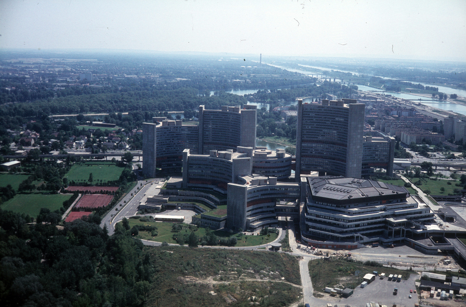 Austria, Vienna, Duna Park, a Bécsi Nemzetközi Központ, ismertebb nevén "UNO City"., 1979, Ormos Imre Alapítvány, dr  Dalányi László, colorful, building, modern architecture, Johann Staber-design, Fortepan #100620