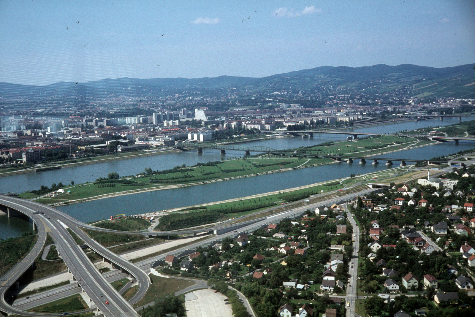 Ausztria, Bécs, kilátás a Donauturmból, előtérben balra a Brigittenauer híd, a Duna túlpartján Brigittenau kerület., 1979, Ormos Imre Alapítvány, dr Dalányi László, színes, Fortepan #100622
