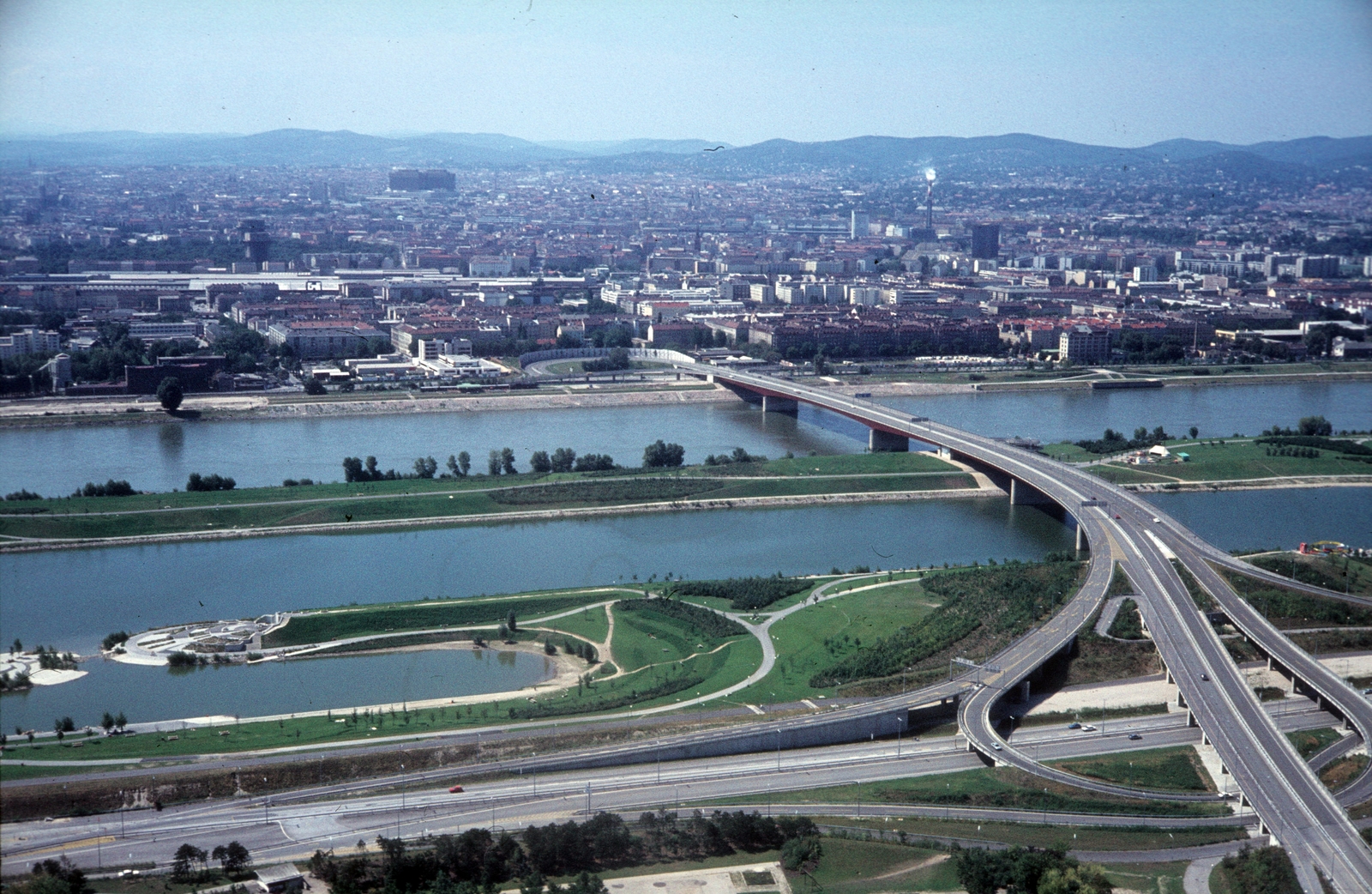 Ausztria, Bécs, kilátás a Donauturmból, előtérben jobbra a Brigittenauer híd, a Duna túlpartján Brigittenau kerület., 1979, Ormos Imre Alapítvány, dr Dalányi László, színes, Duna, madártávlat, Fortepan #100625