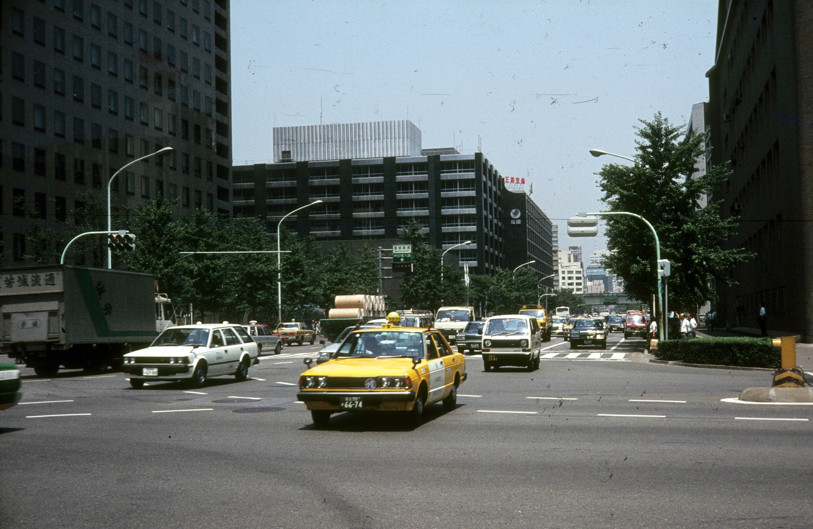 Japán, Tokió, Hibiya-dori sugárút az Eitai-dori sugárút kereszteződésénél., 1985, Ormos Imre Alapítvány, dr  Dalányi László, színes, Fortepan #100637