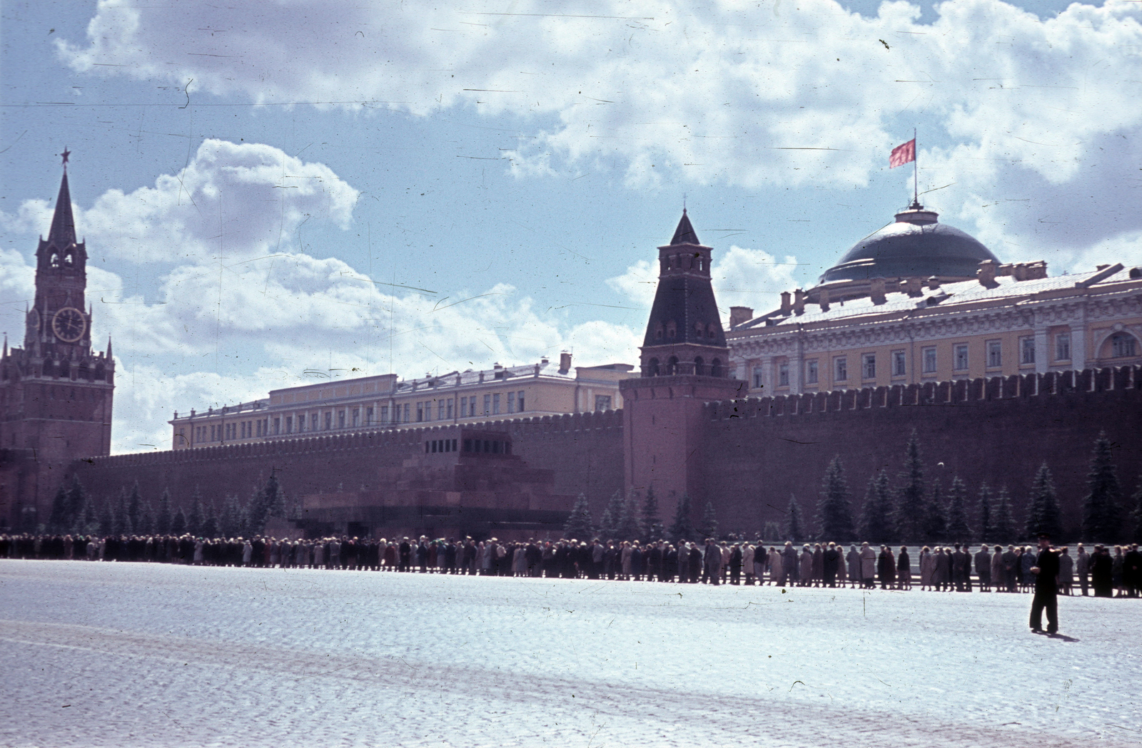 Russia, Moscow, Vörös tér, a Kreml és előtte a Lenin mauzóleum., 1971, Ormos Imre Alapítvány, dr  Dalányi László, Soviet Union, colorful, standing in line, mausoleum, Alexey Viktorovich Shchusev-design, Fortepan #100639