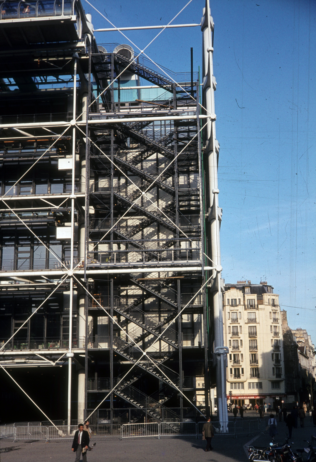 France, Paris, Rue Saint-Merri a Rue du Renard felé nézve, balra a Pompidou központ., 1979, Ormos Imre Alapítvány, dr  Dalányi László, colorful, Fortepan #100641