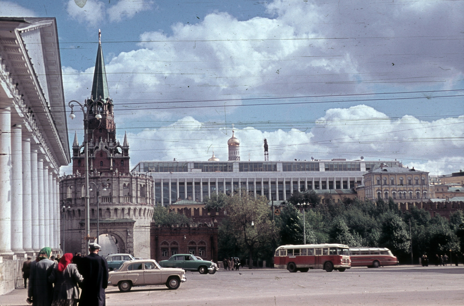 Russia, Moscow, balra a Manézs (egykor cári lovarda, ma kiállítóterem), szemben a Kreml egyik bejárata a Kutafja-toronynál. A háttérben a Kongresszusi palota., 1971, Ormos Imre Alapítvány, dr  Dalányi László, colorful, bus, street view, Moskvitch-brand, tower, M21 Wolga, modern architecture, Mikhail Posokhin-design, Ashot Mndoyants-design, Yevgeny Stamo-design, Pavel Shteller-design, Aloisio da Milano-design, barbican, Fortepan #100644