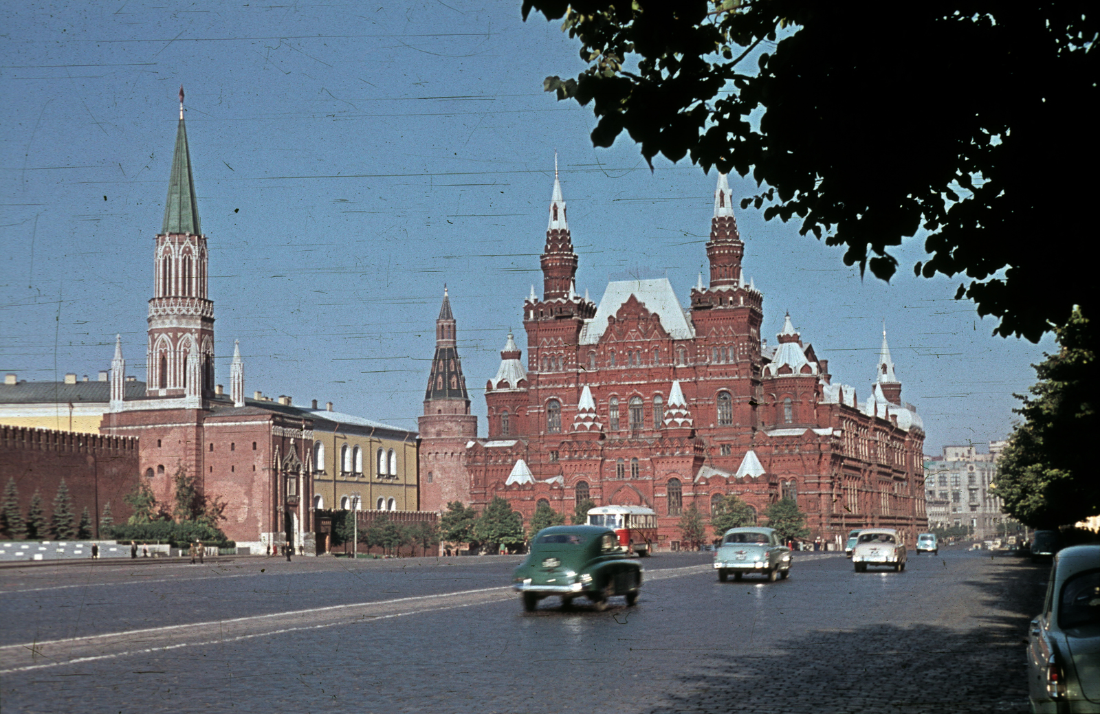 Oroszország, Moszkva, Vörös tér, az Állami Történelmi Múzeum a Kreml mellett., 1971, Ormos Imre Alapítvány, dr Dalányi László, színes, autóbusz, utcakép, múzeum, GAZ M20 Pobeda, GAZ M21 Volga, Vlagyimir oszipovics Sherwood-terv, Fortepan #100645