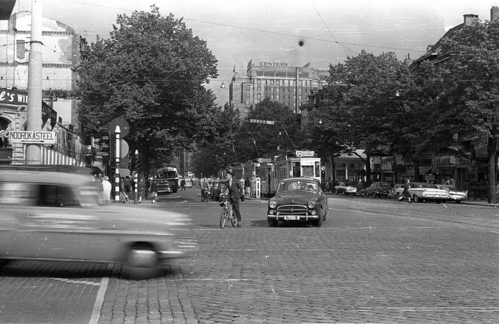 Belgium, Antwerpen, De Keyserlei a Teniersplaats felől nézve., 1960, Dobóczi Zsolt, Peugeot 303, villamos, kerékpár, Fortepan #100665