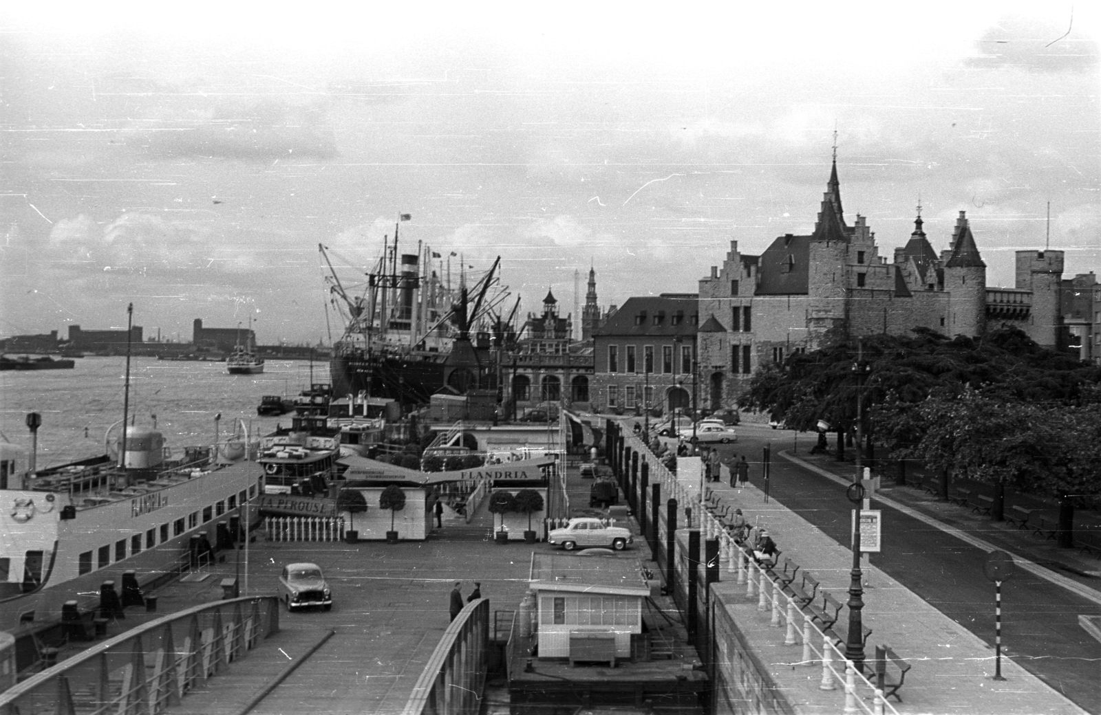 Belgium, Antwerpen, kikötő a Schelde folyó partján, jobbra a Het Steen erőd., 1960, Dobóczi Zsolt, pad, pavilon, óceánjáró hajó, Fortepan #100670