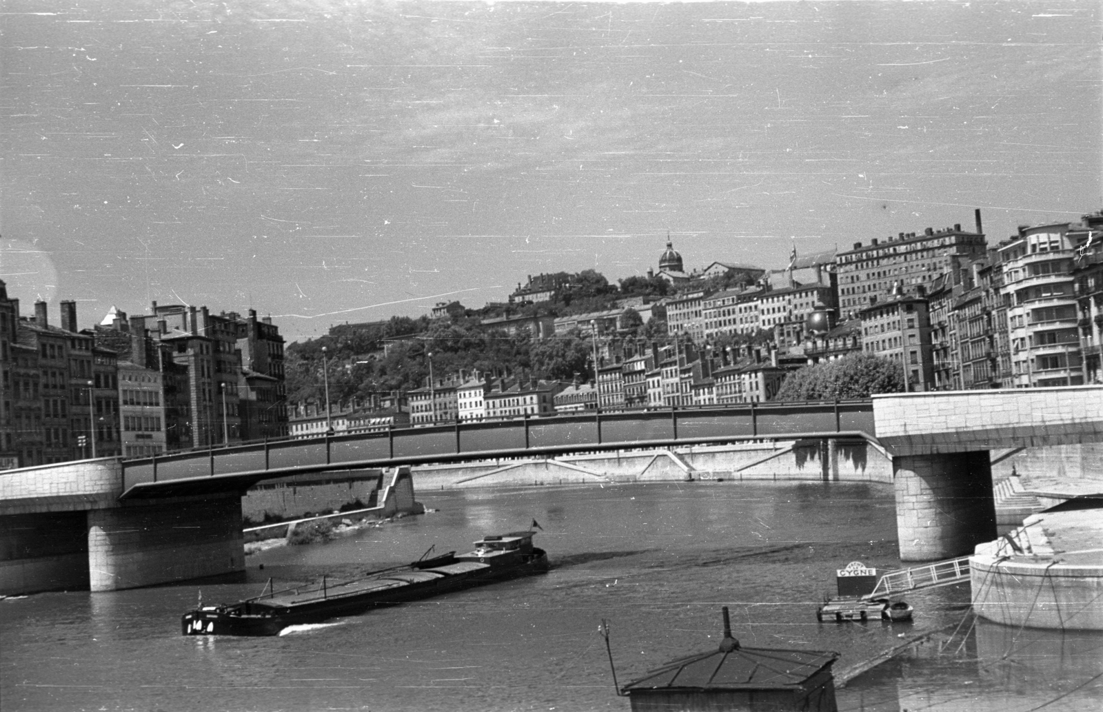 France, Lyon, Saône folyó, szemben a Feuillée híd. A dombtetőn a Szent Brúnó-templom kupolája látszik., 1960, Dobóczi Zsolt, Fortepan #100675