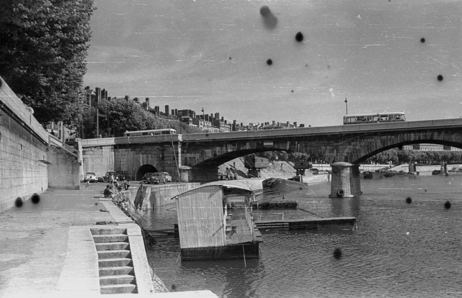 Franciaország, Lyon, a Saône folyó rakpartja, szemben a Change híd (mára elbontották, helyette épült a Maréchal-Juin híd)., 1960, Dobóczi Zsolt, sérült kép, Fortepan #100687