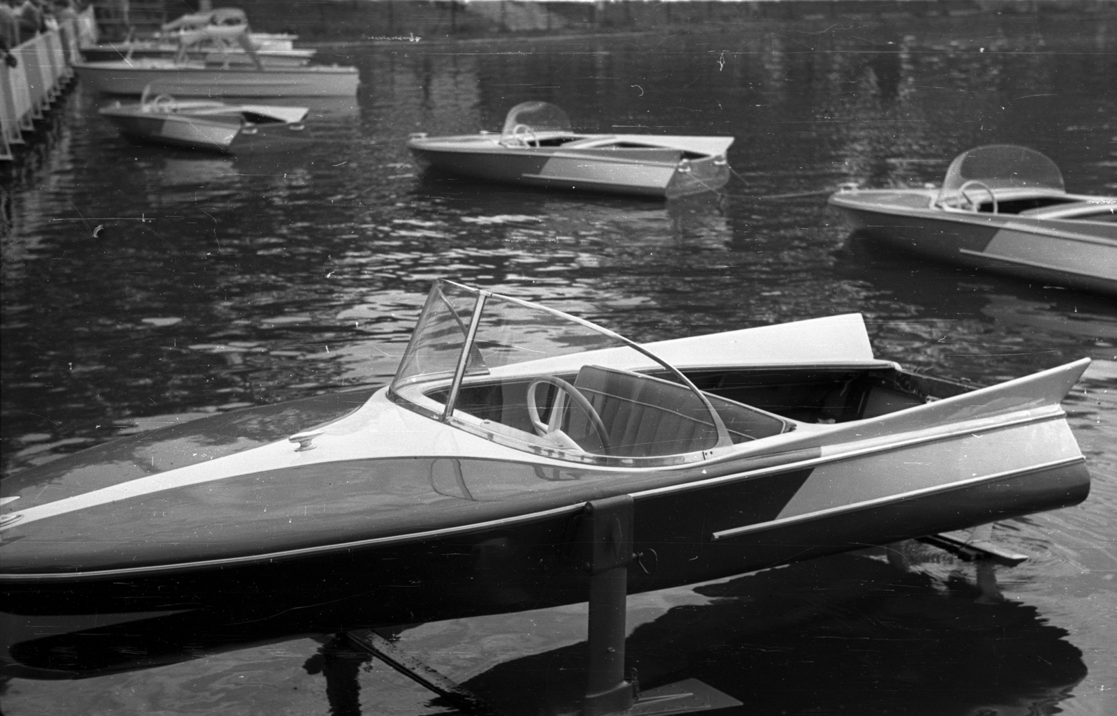 Magyarország, Városliget,Budapesti Ipari Vásár, Budapest XIV., hajózási kiállítás a tavon., 1962, Dobóczi Zsolt, csónak, Budapest, Fortepan #100704