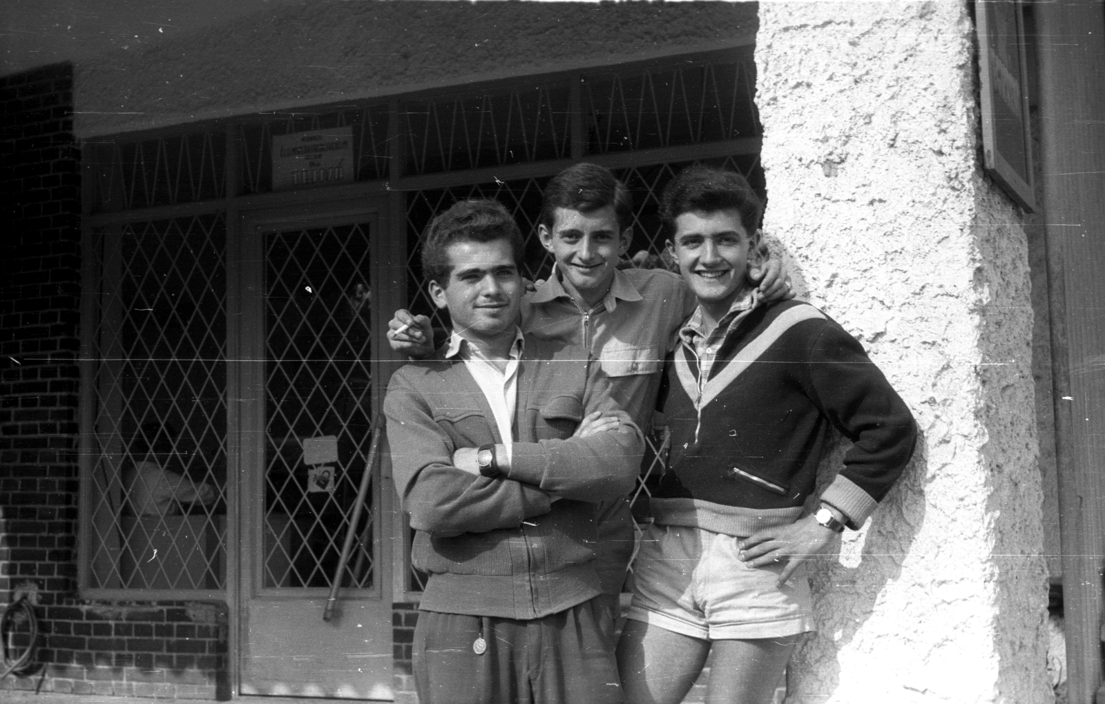 Hungary, Miskolc,Miskolctapolca, tejivó a Győri utca és a Bencések útja (Zója utca) sarkán., 1962, Dobóczi Zsolt, smile, shorts, milk bar, arms around shoulders, Fortepan #100707