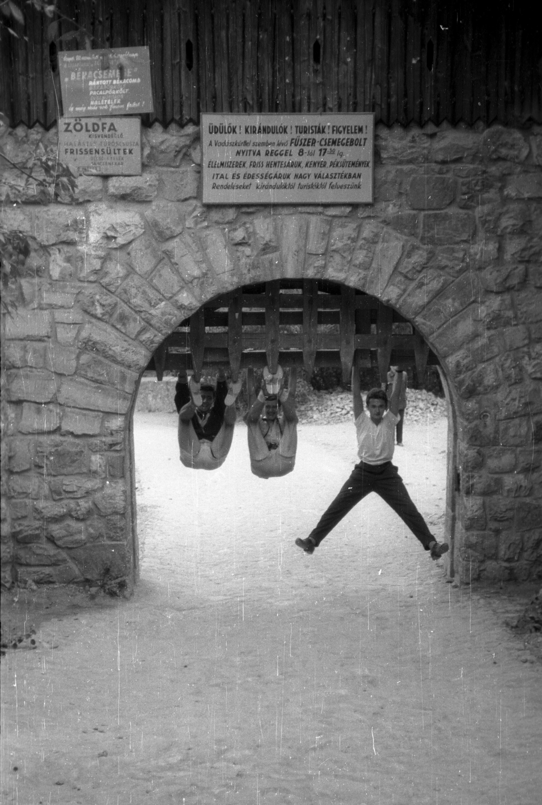 Hungary, Lillafüred, Miskolc, a Palotaszálló függőkertjének alsó kapuja., 1962, Dobóczi Zsolt, jesting, gateway, dangling, Fortepan #100708
