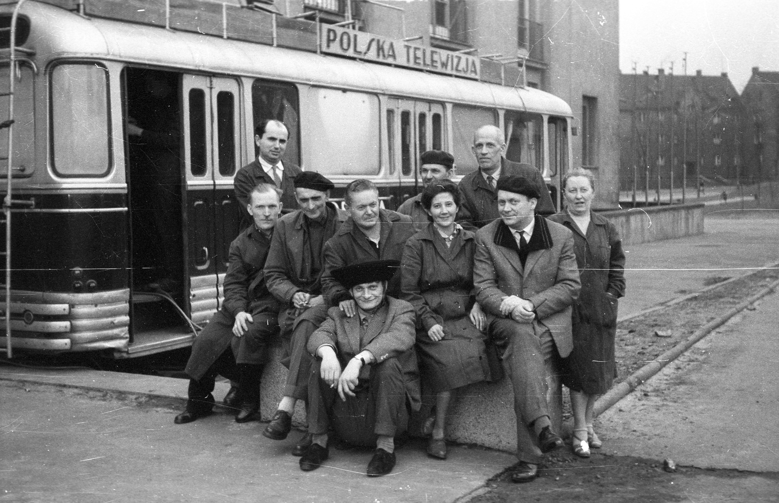 Lengyelország, Zabrze, a Zene és a Tánc Háza (Dom Muzyki i Tańca) mellől az ulica de Gaulle'a Charlesa felé nézve., 1962, Dobóczi Zsolt, autóbusz, csoportkép, közvetítőkocsi, Fortepan #100717