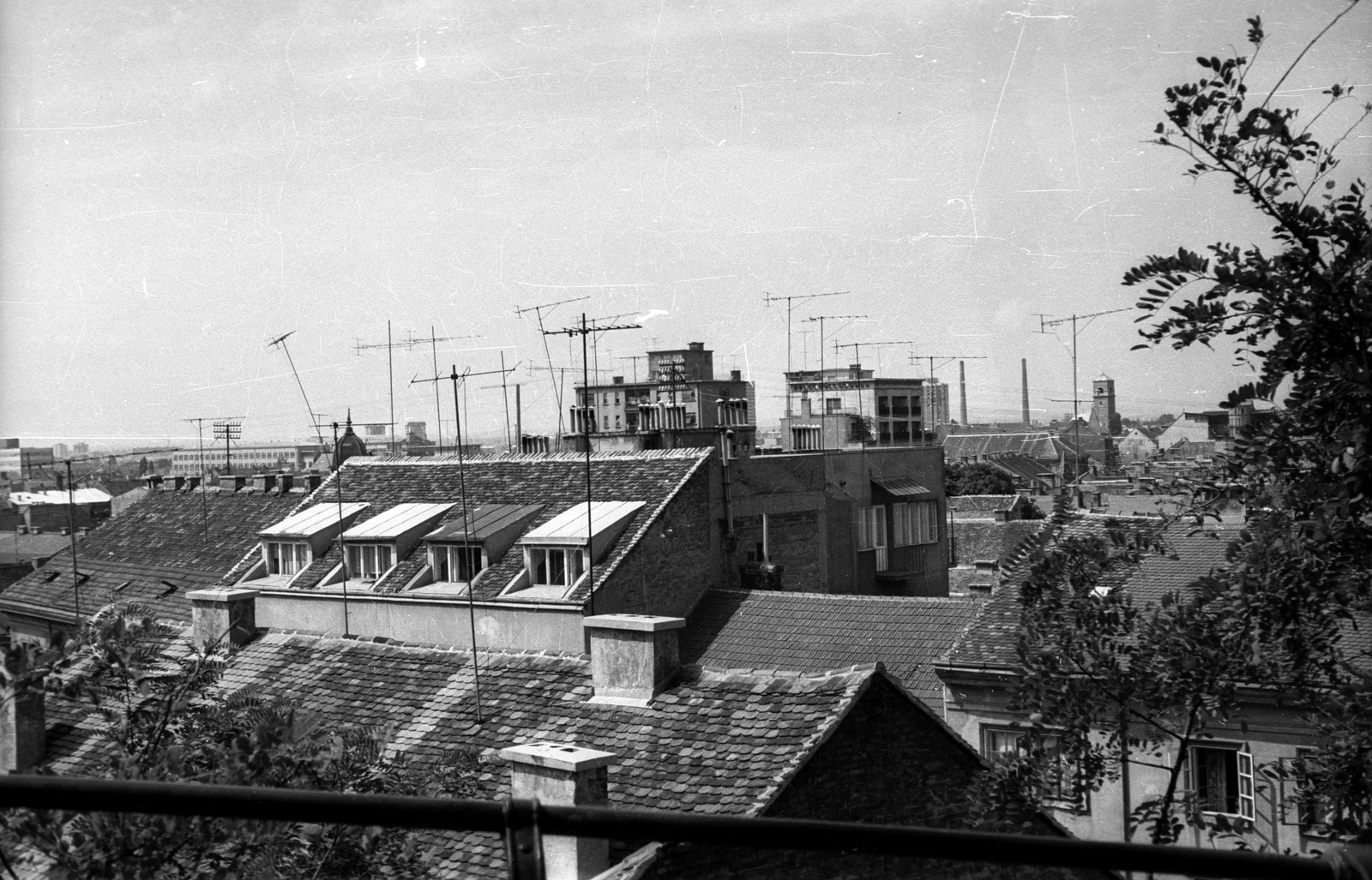 Croatia, Zagreb, kilátás a Strossmayer sétány felől, előtérben a Mesnička ulica épületei., 1963, Dobóczi Zsolt, roof, Fortepan #100733