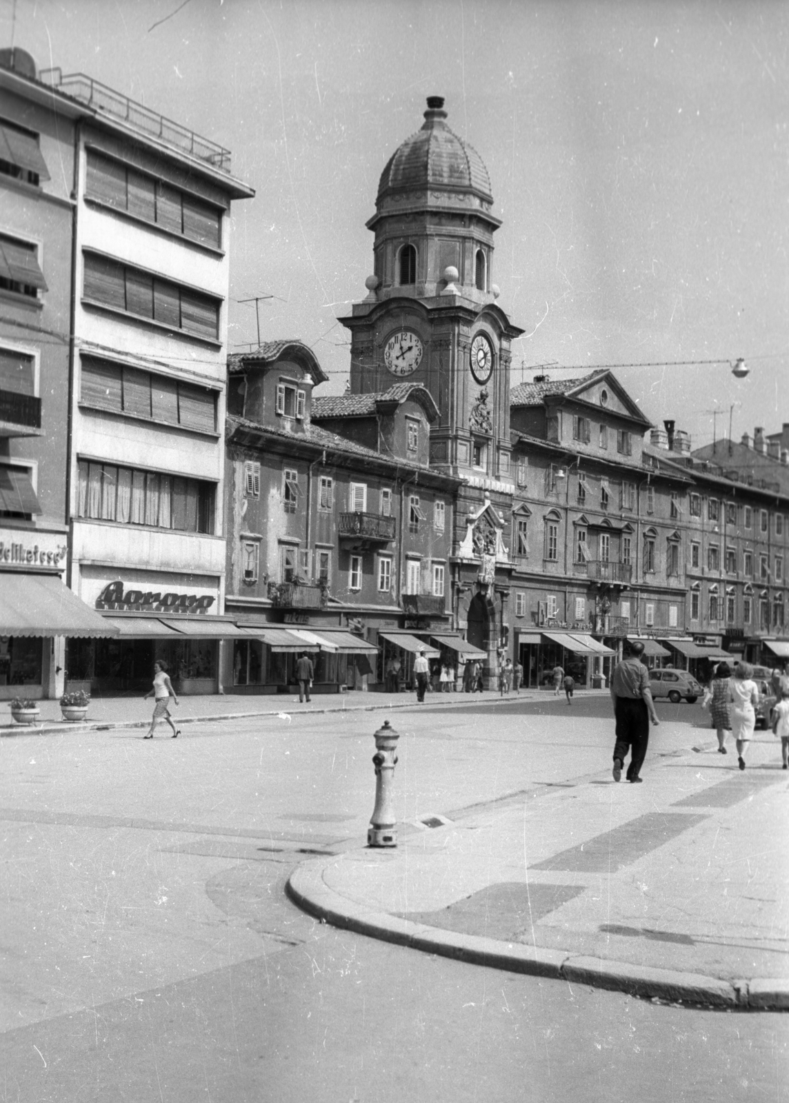 Horvátország,Adria, Fiume, Korzo, középen a Városi torony., 1963, Dobóczi Zsolt, Jugoszlávia, jugoszláv gyártmány, Zastava-márka, utcakép, automobil, tűzcsap, Fortepan #100734